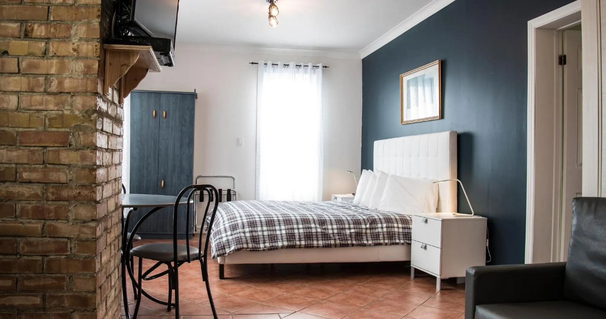 Photo of the whole room, Bed in La Galouine Auberge