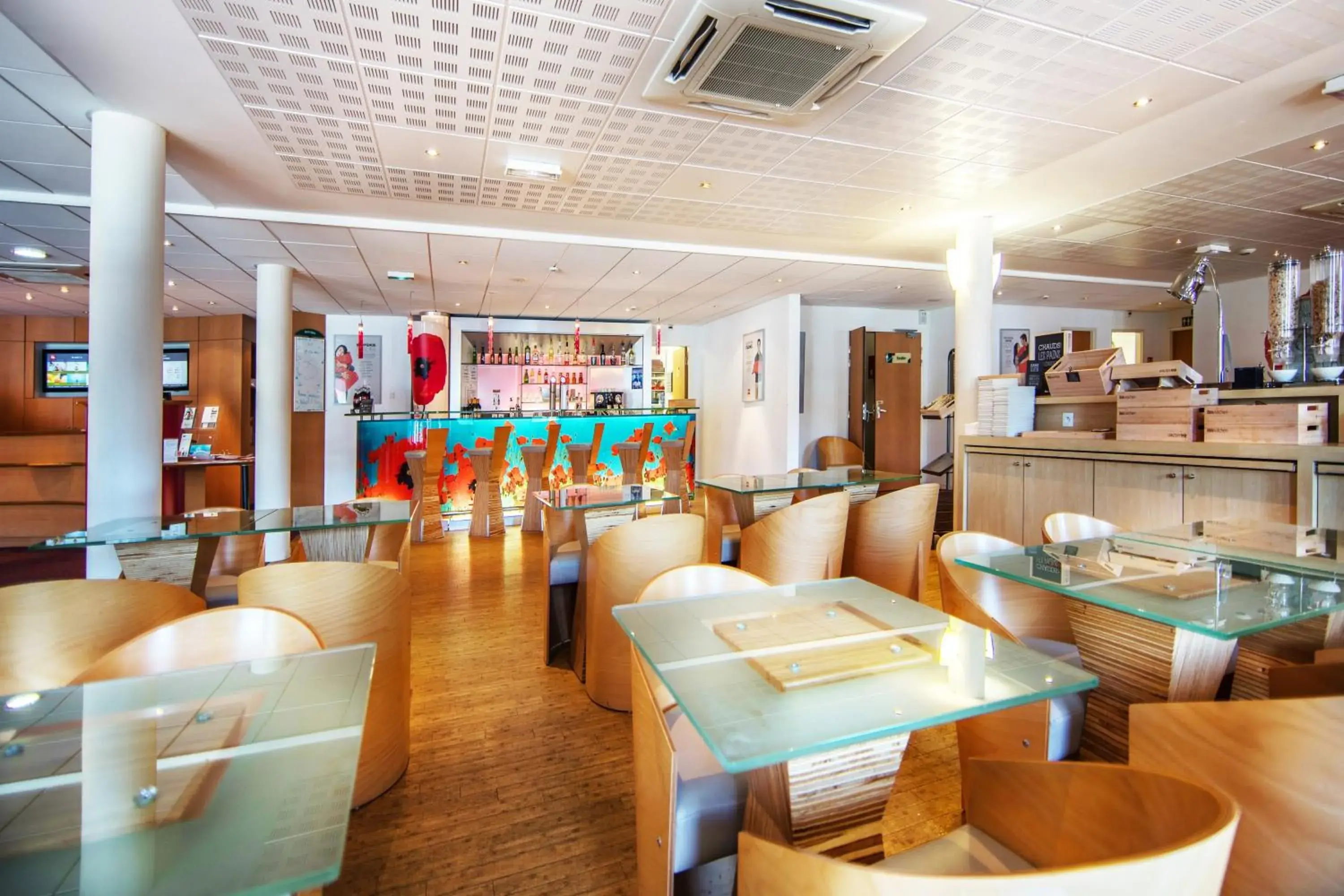 Lounge or bar in ibis Bayeux Port En Bessin