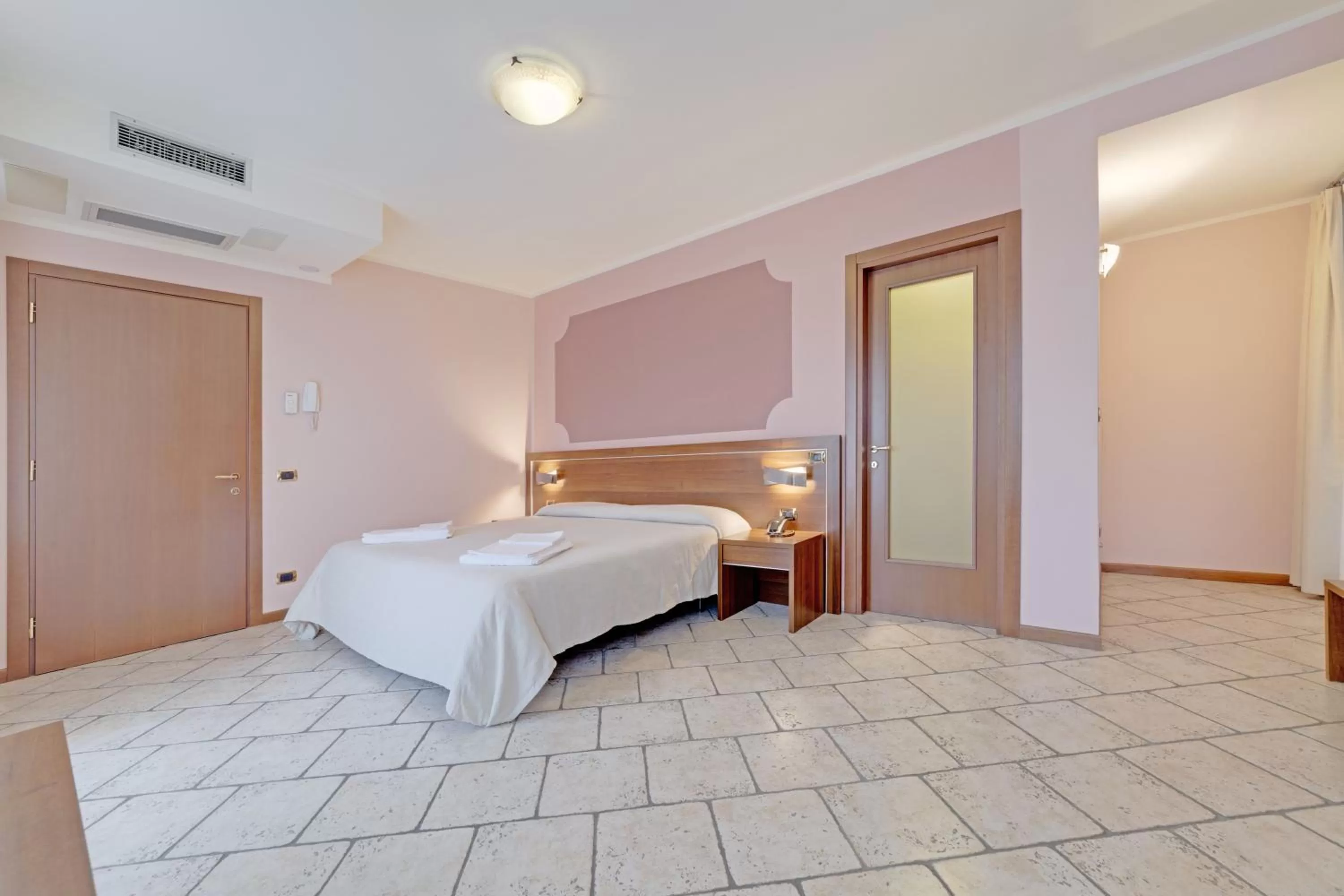 Bed in Hotel Grotto Bagat