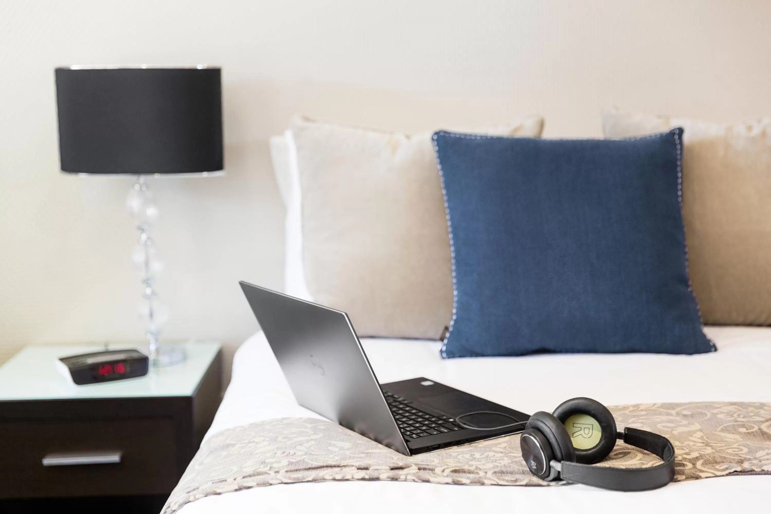 Decorative detail, Bed in Best Western Sanctuary Inn