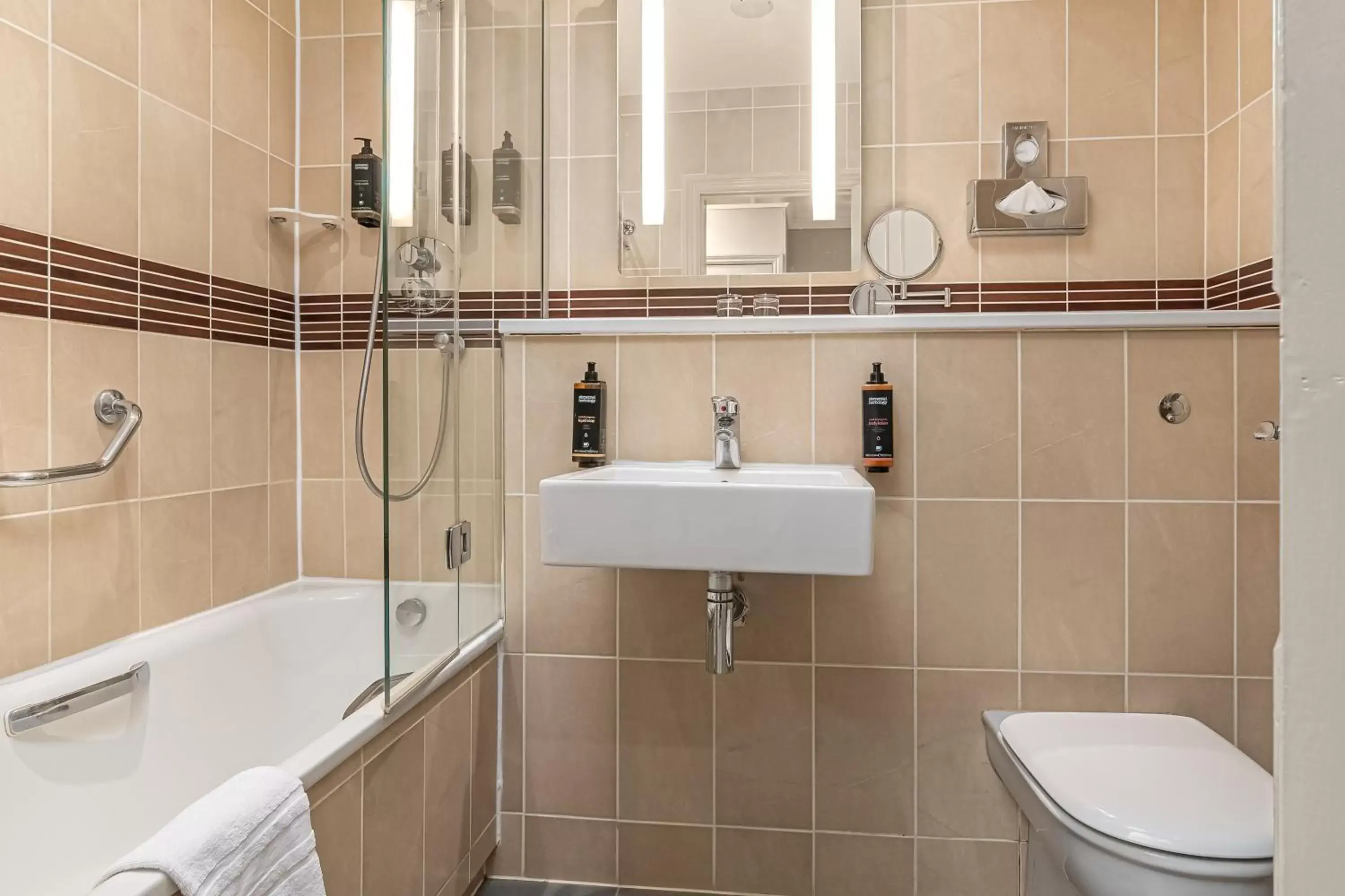 Bathroom in Mercure Salisbury White Hart Hotel
