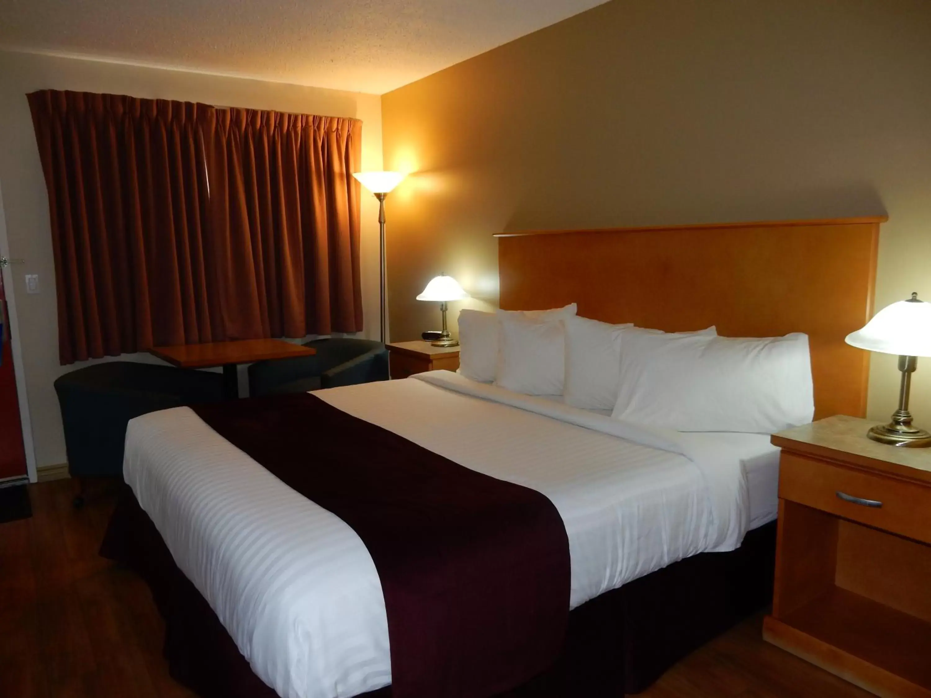 Standard King Room - Non-Smoking  in Canadas Best Value Inn & Suites-Vernon