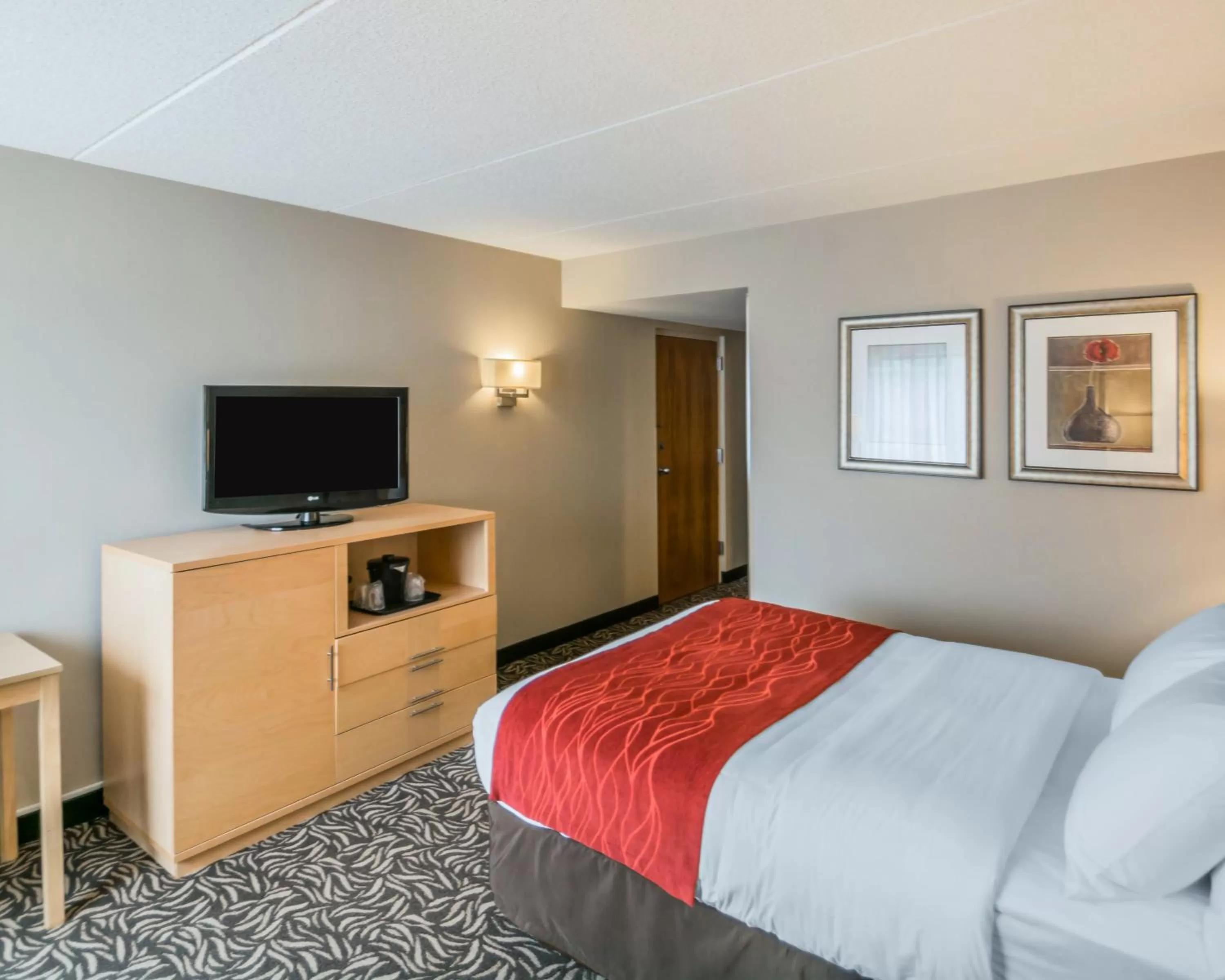 Photo of the whole room, Bed in Comfort Inn - NYS Fairgrounds