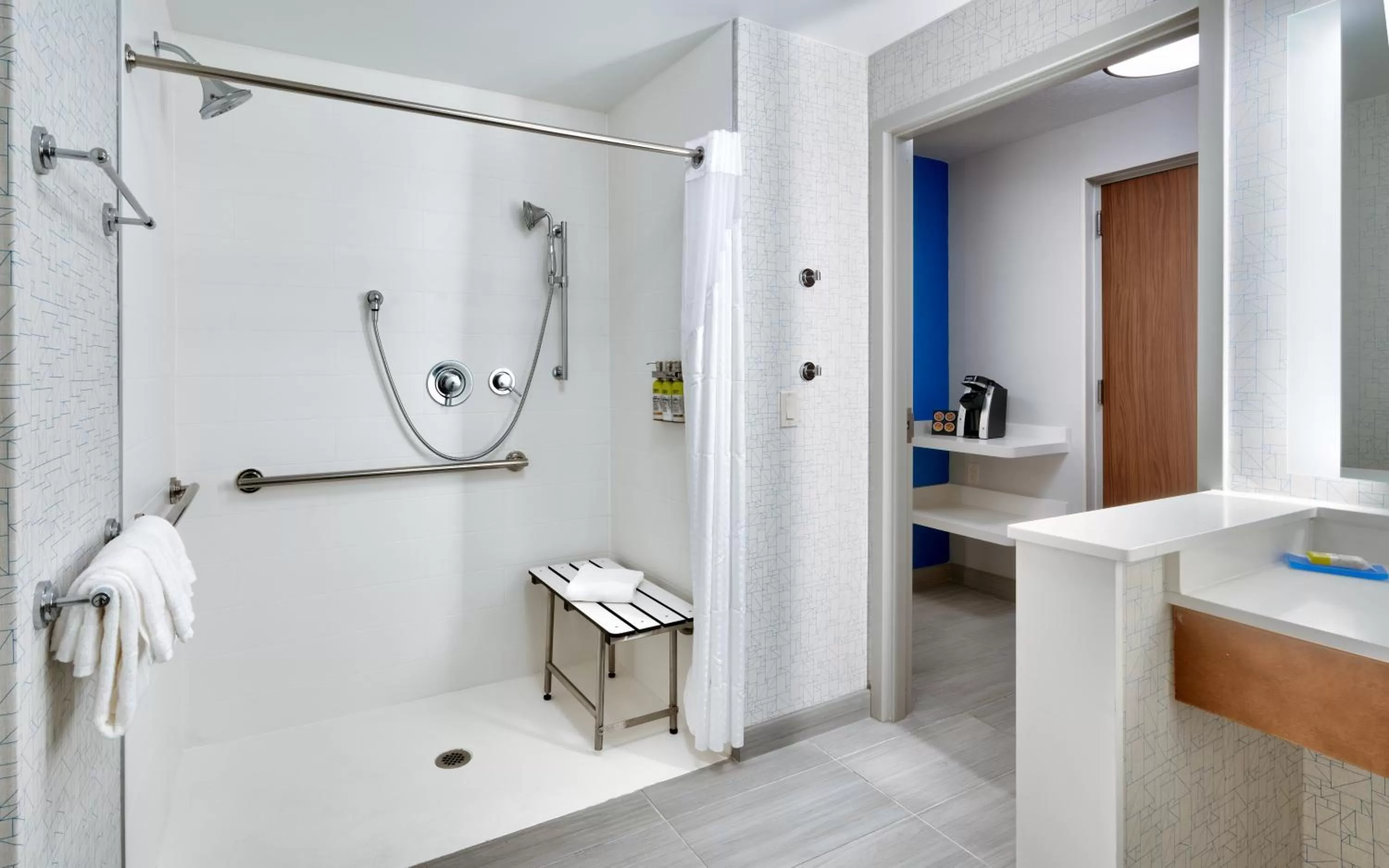 Suite - Mobility Access Roll in Shower/Non-Smoking in Holiday Inn Express & Suites - Gainesville I-75, an IHG Hotel