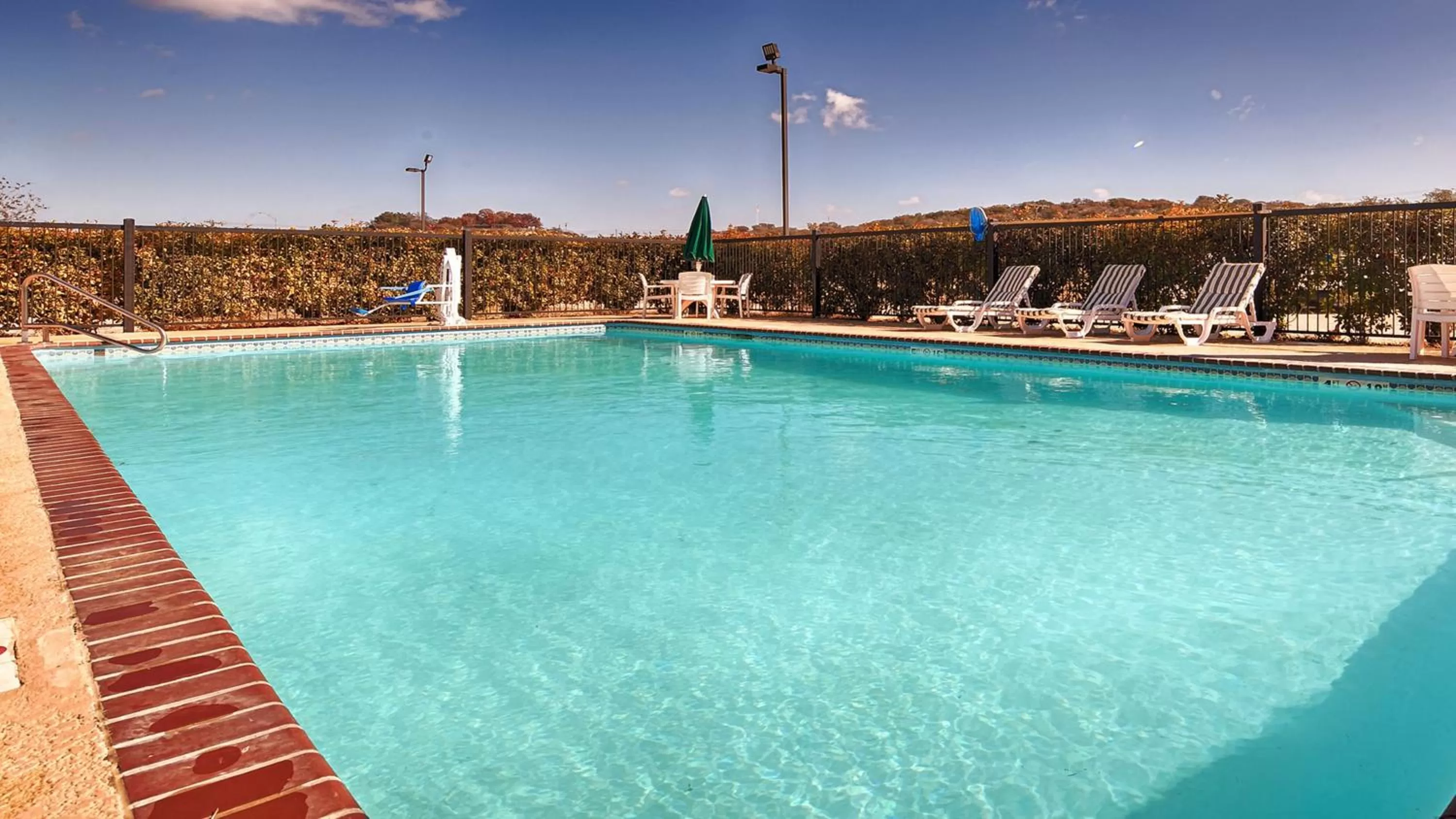 Swimming pool in Americas Best Value Inn & Suites Sonora