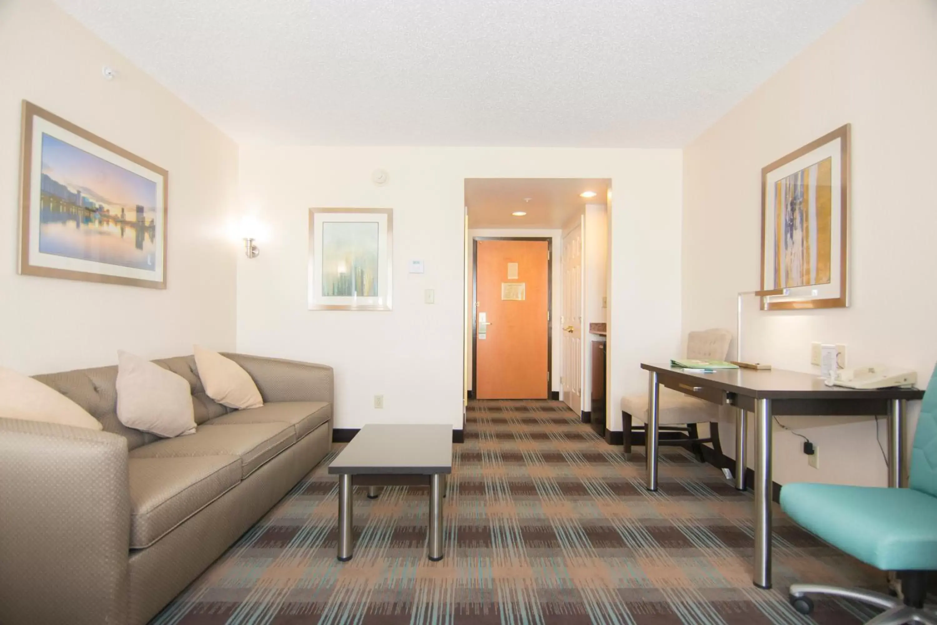 Deluxe King Room with Bath Tub - Mobility/Hearing Accessible - Non-Smoking in Wingate By Wyndham - Orlando International Airport