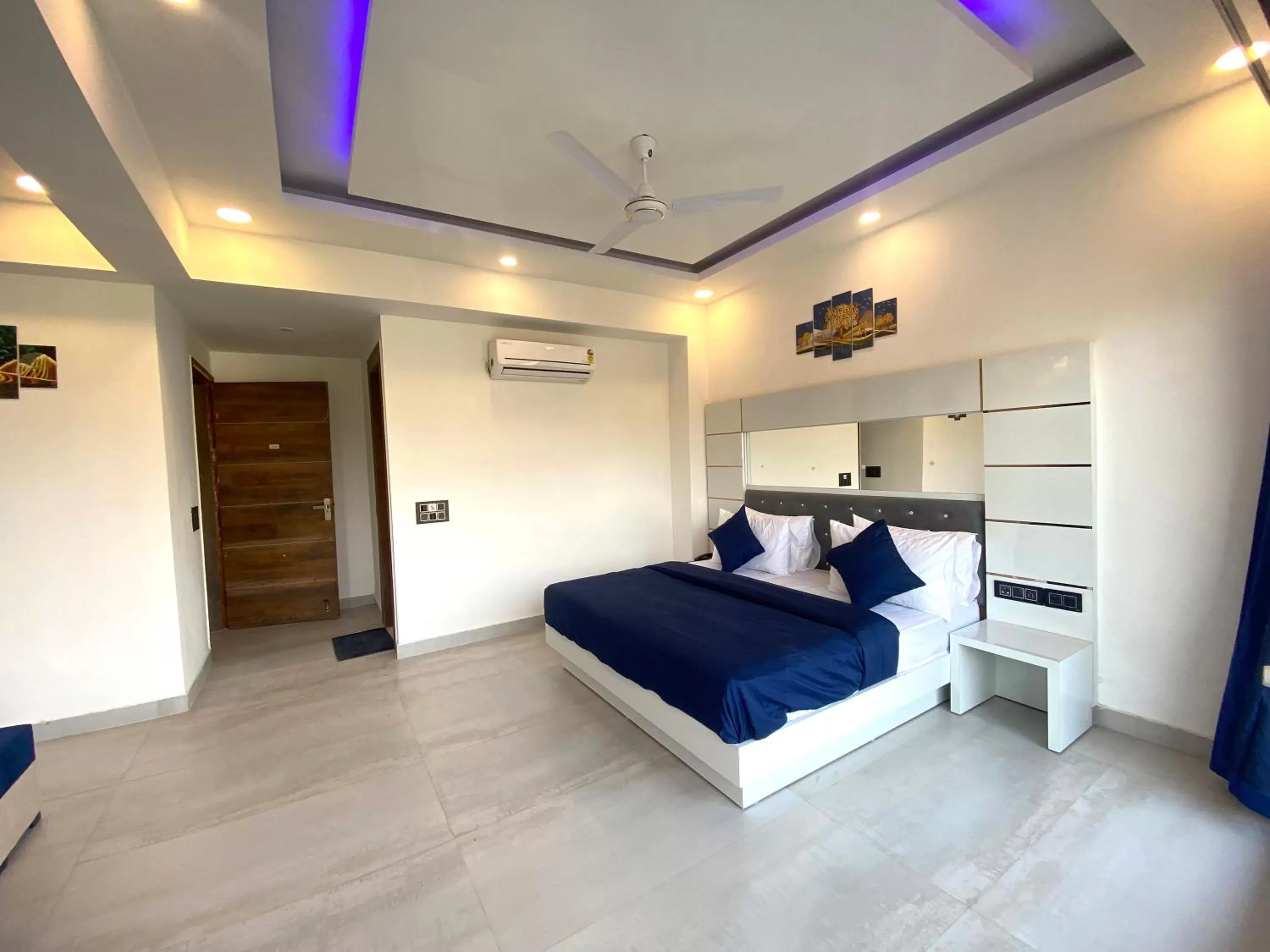 Bed in The Metro Stay By F9 Hotels-Near Sector 18 Metro Station Noida