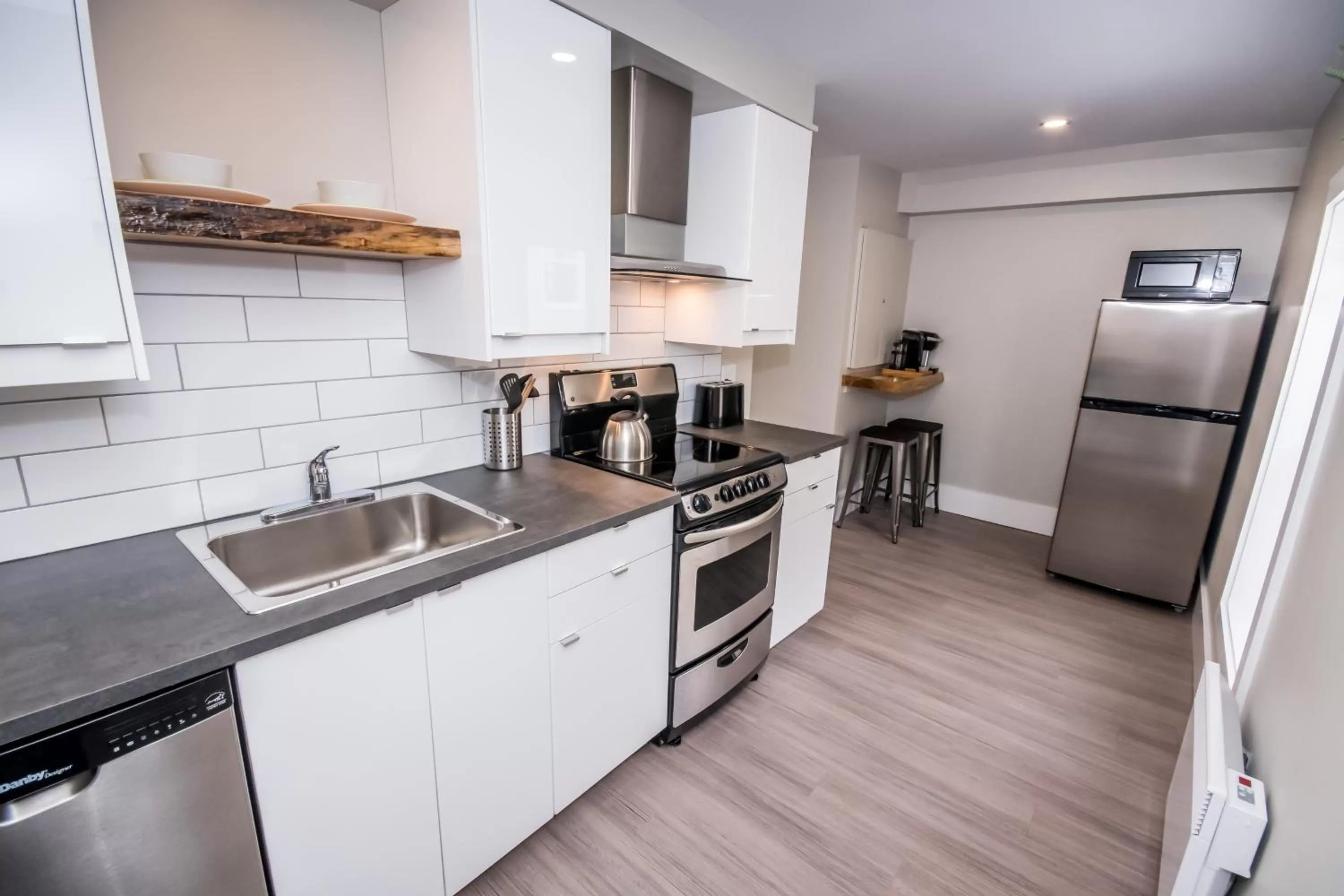 Kitchen or kitchenette in Morel Executive Suites