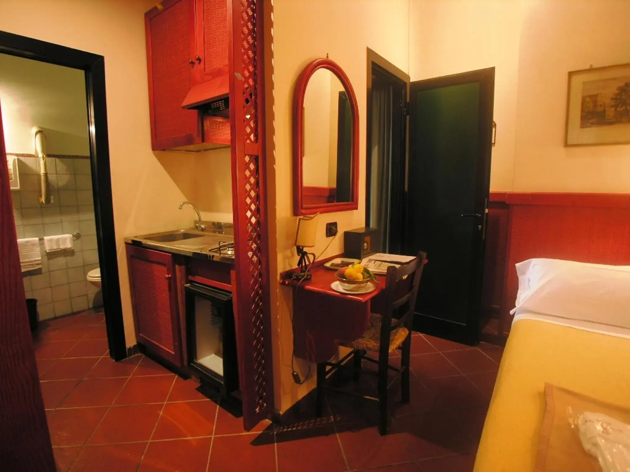 Kitchen or kitchenette, Bathroom in Toledo Hotel