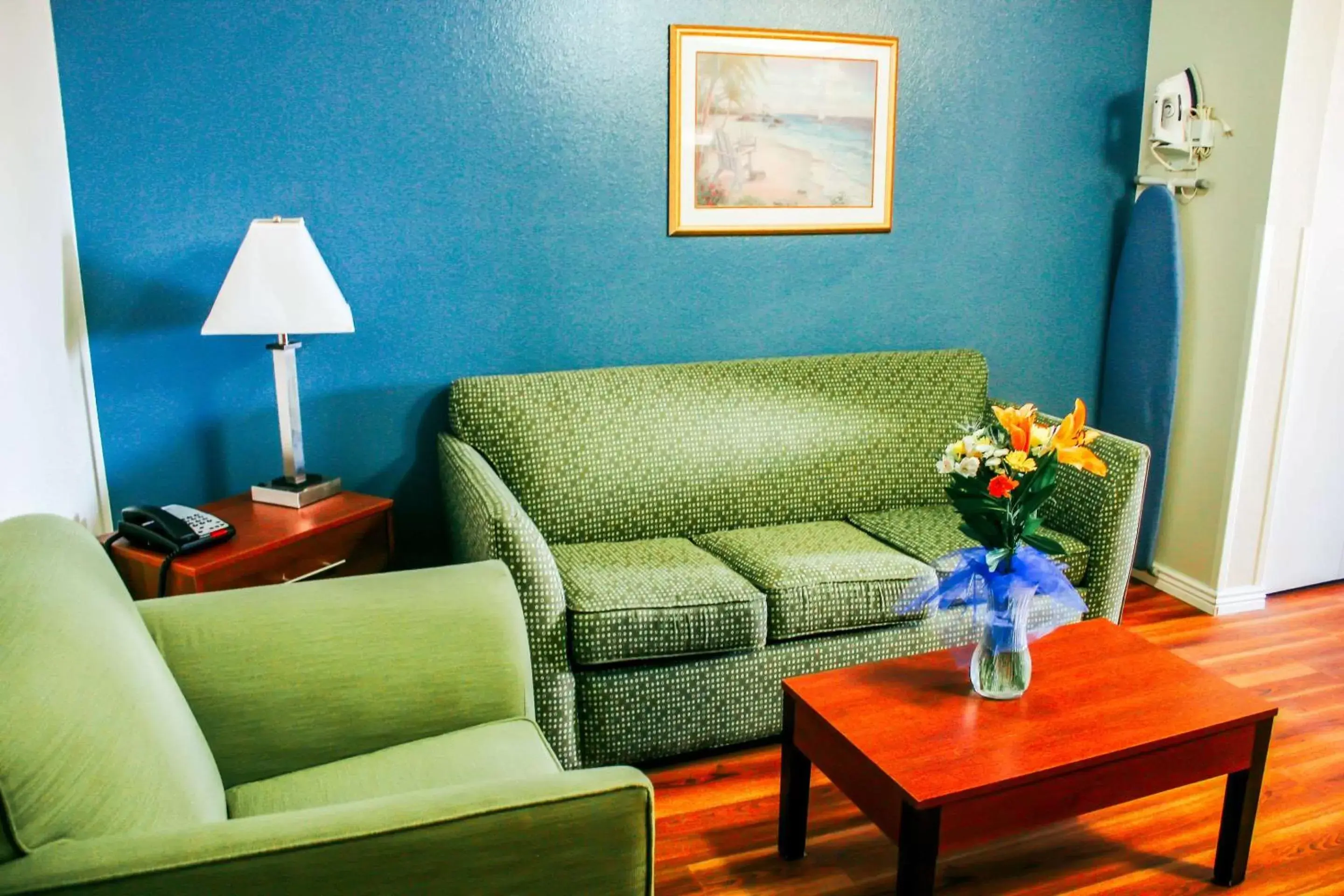 Photo of the whole room, Seating Area in Rodeway Inn & Suites Lake Havasu City