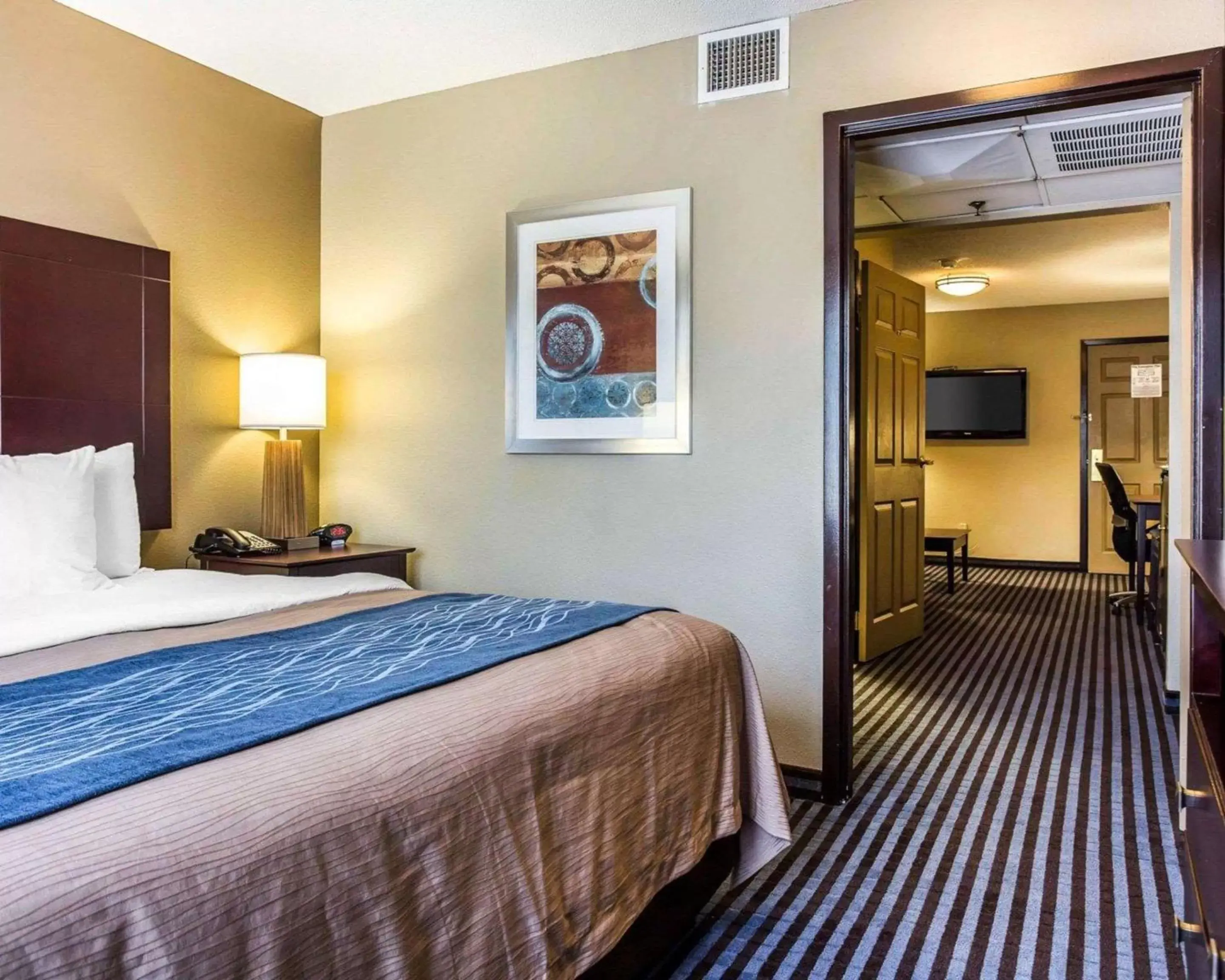 Photo of the whole room, Bed in Comfort Inn & Suites Ballpark Area
