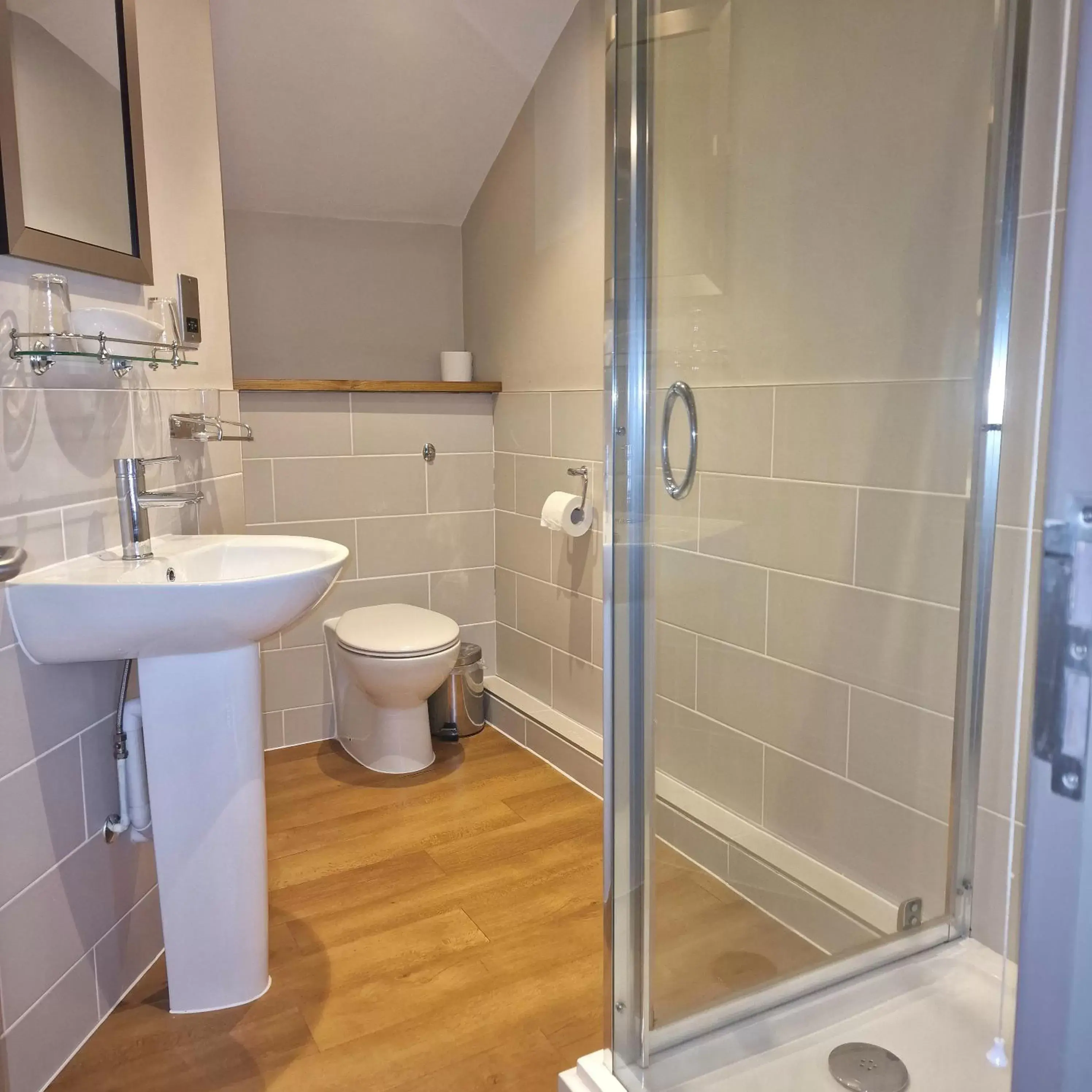 Shower, Bathroom in George & Dragon, Conwy