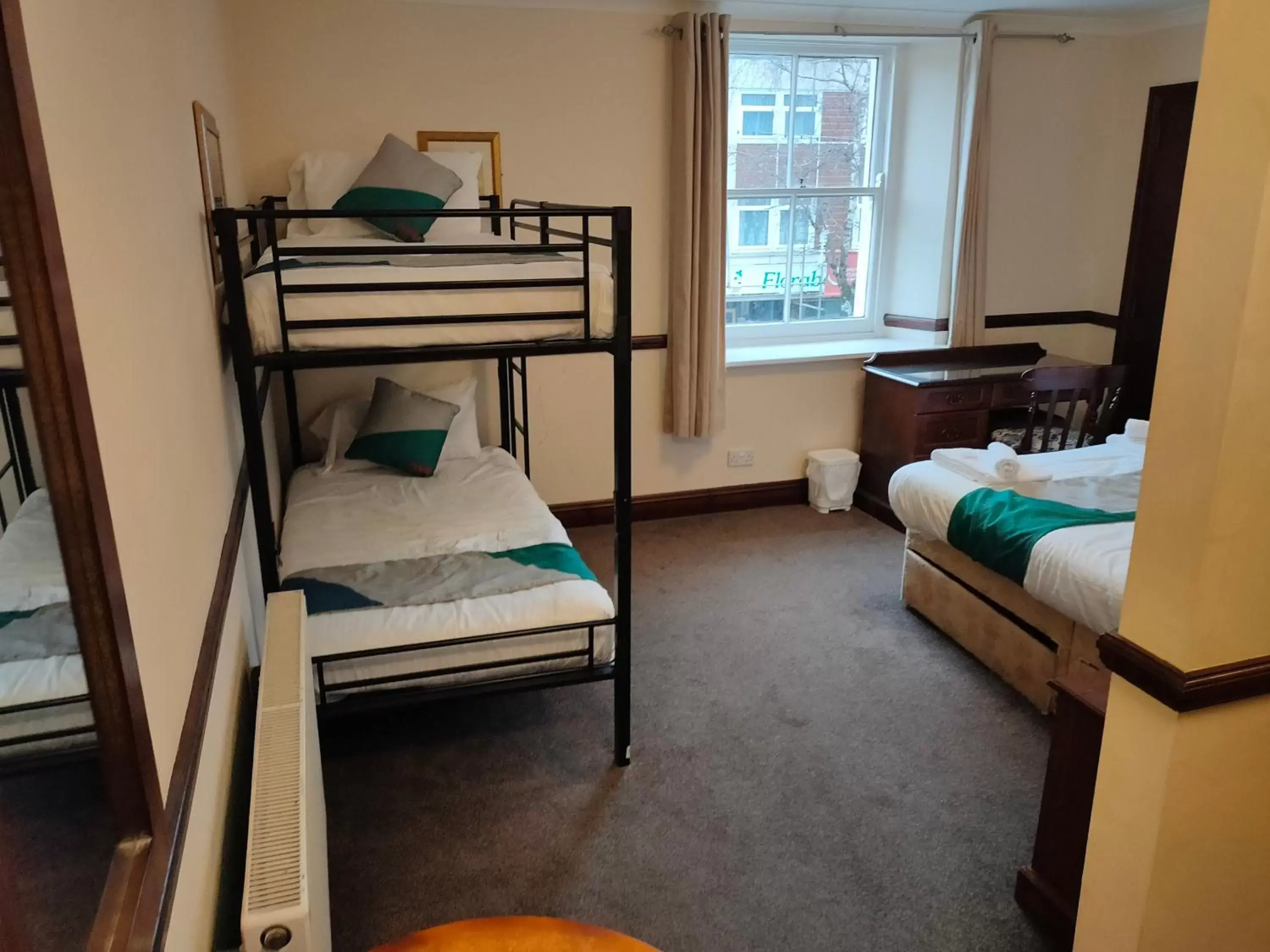 Deluxe Quadruple Room in Brunel Inn