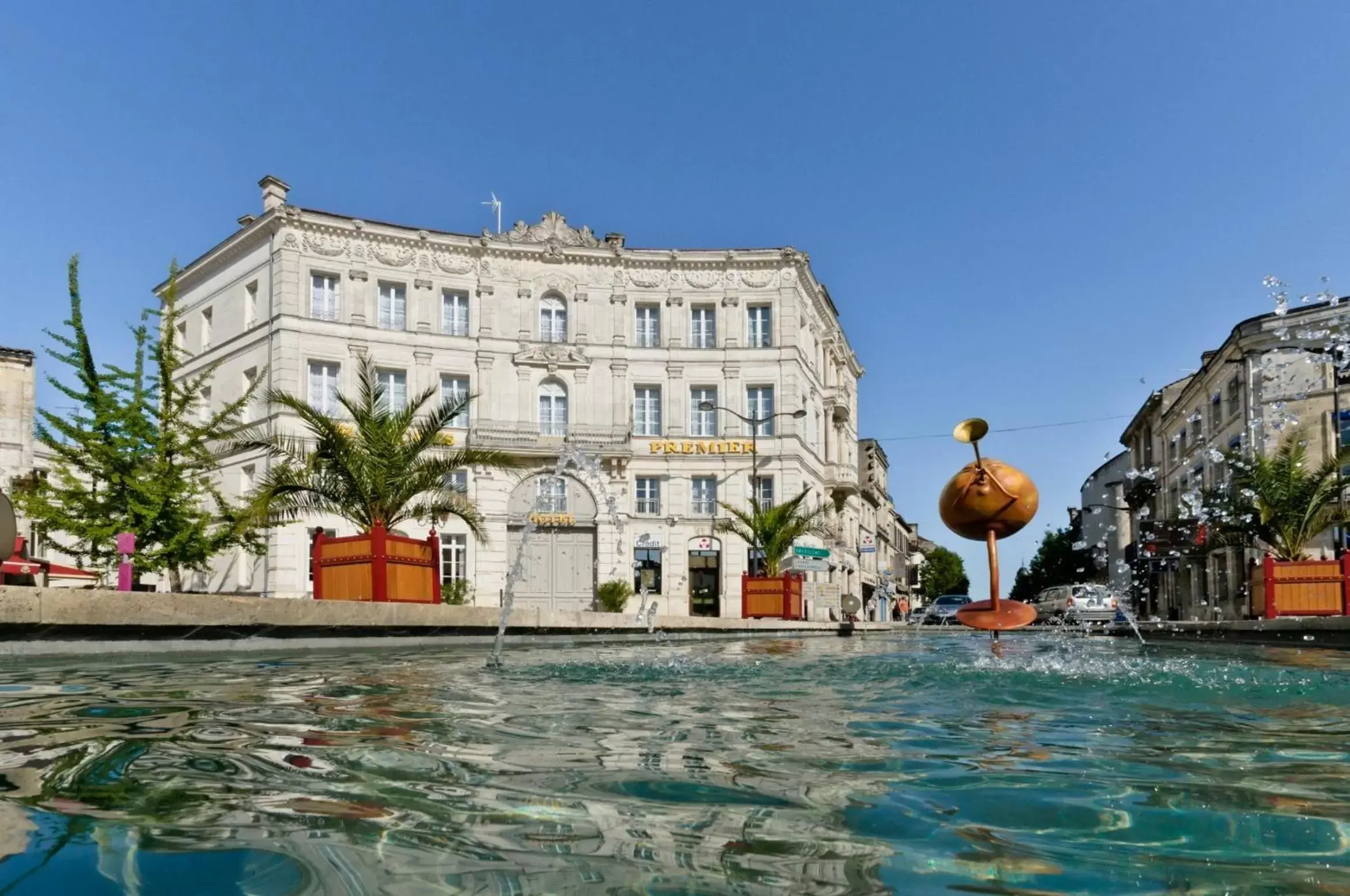 Property building, Swimming Pool in Hôtel François Premier Cognac Centre