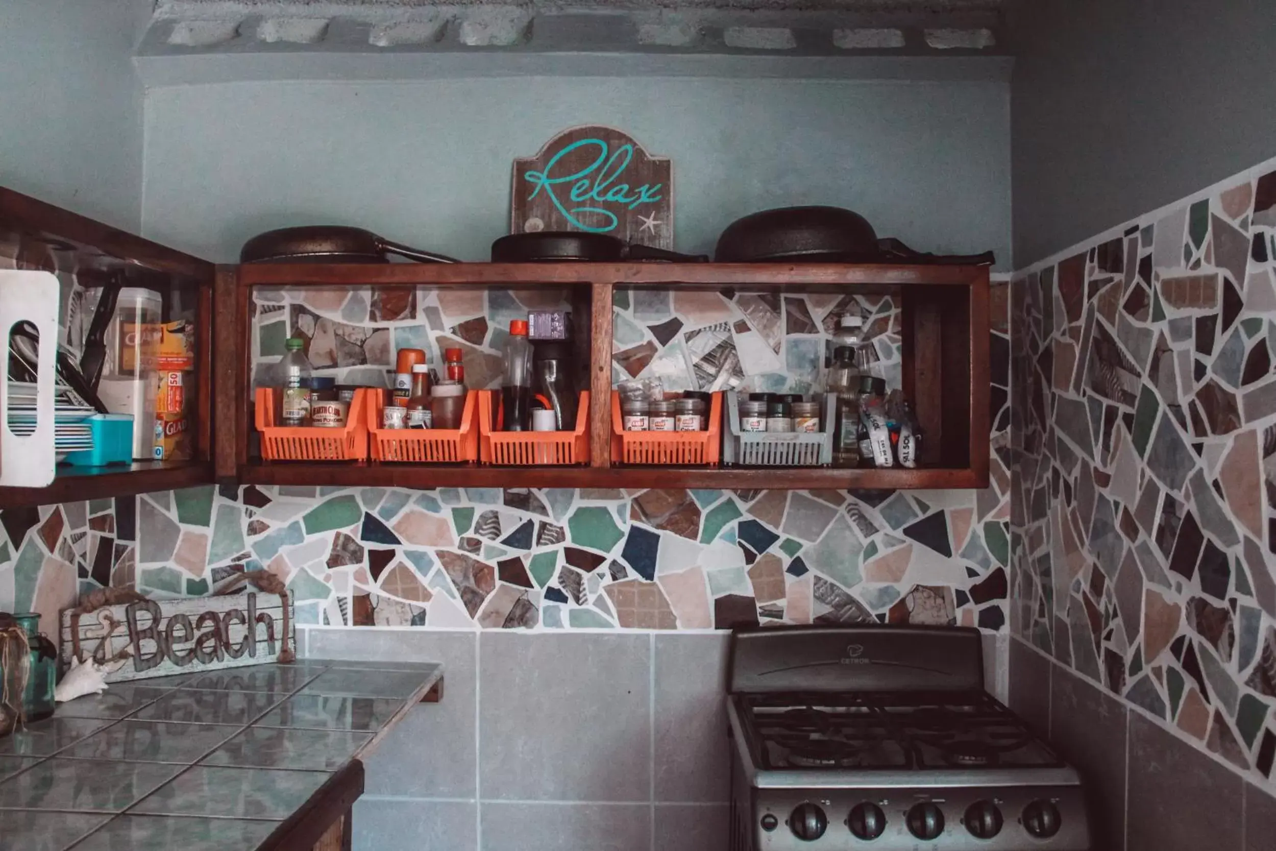 Communal kitchen in Drift Inn San Pedro