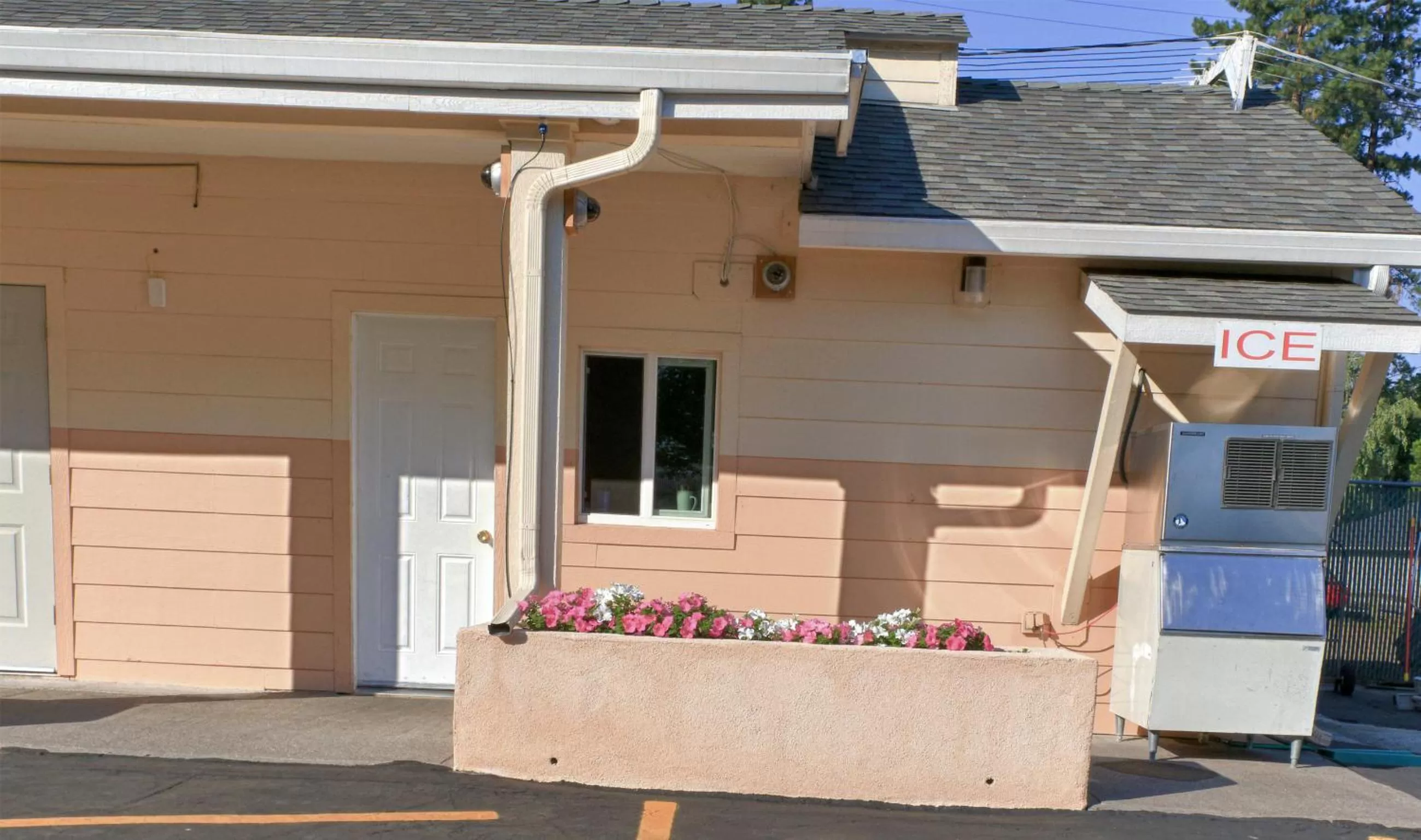 Facade/entrance in Shasta Pines Motel & Suites