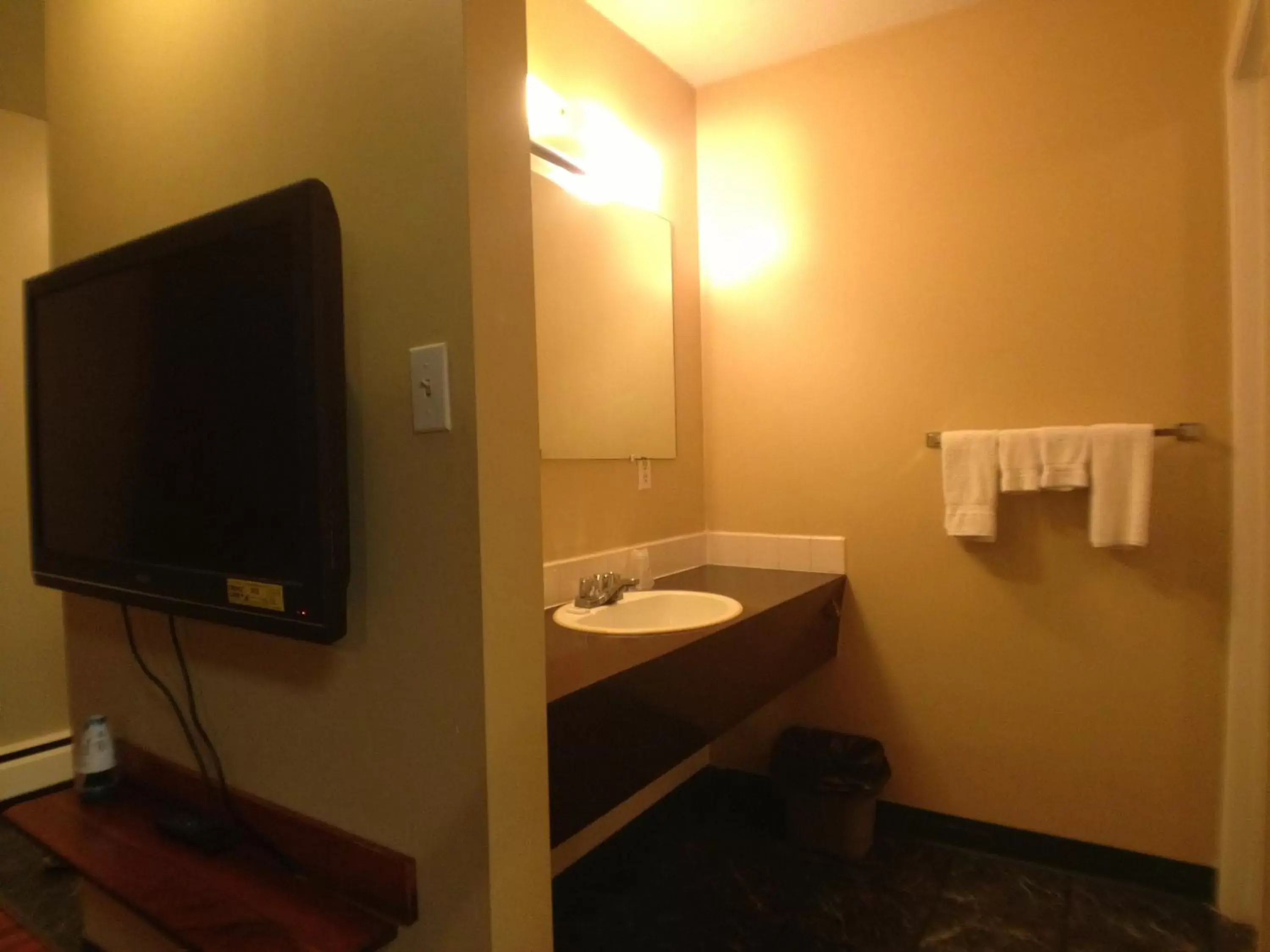 Bathroom, TV/Entertainment Center in Galaxy Motel