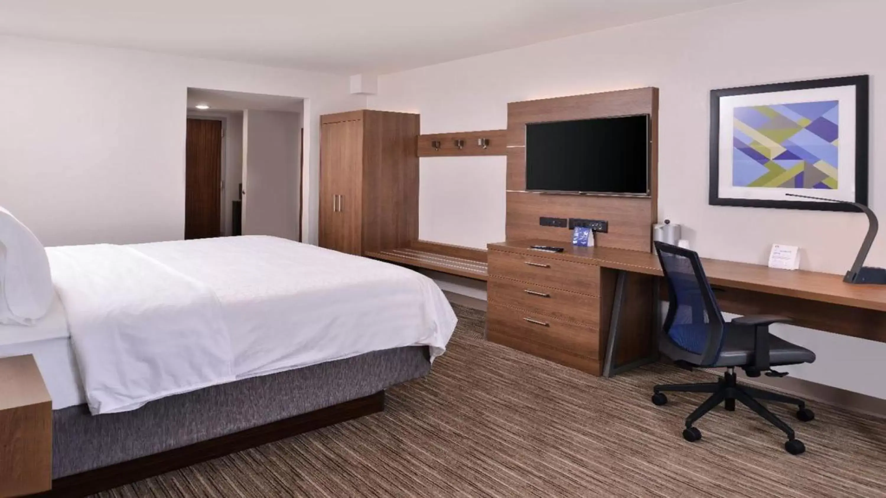 TV and multimedia, Bed in Holiday Inn Express Hotel & Suites Mount Pleasant by IHG TV and multimedia, Bed in Holiday Inn Express Hotel & Suites Mount Pleasant by IHG
