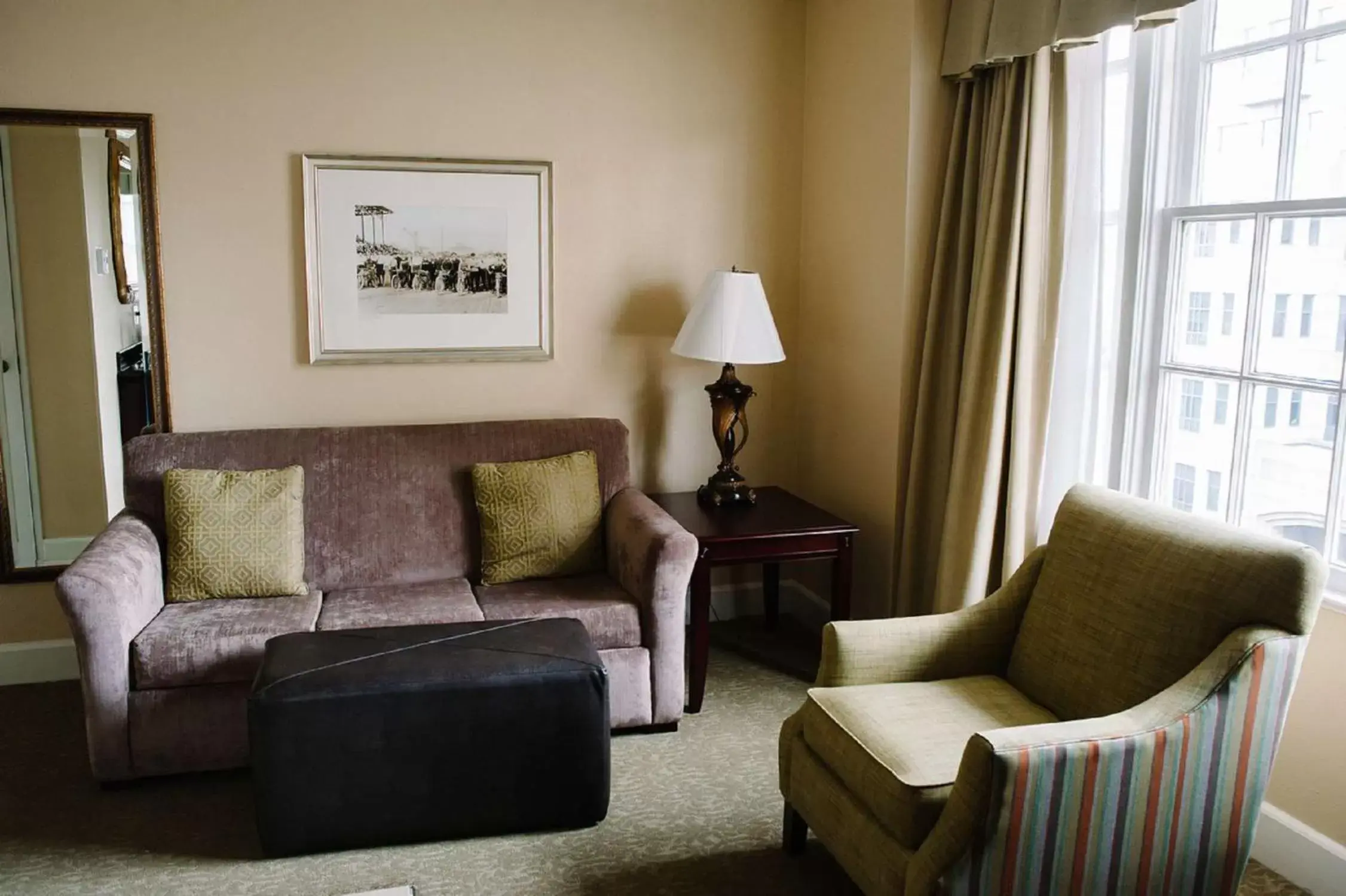 Living room, Seating Area in Hampton Inn & Suites Birmingham-Downtown-Tutwiler
