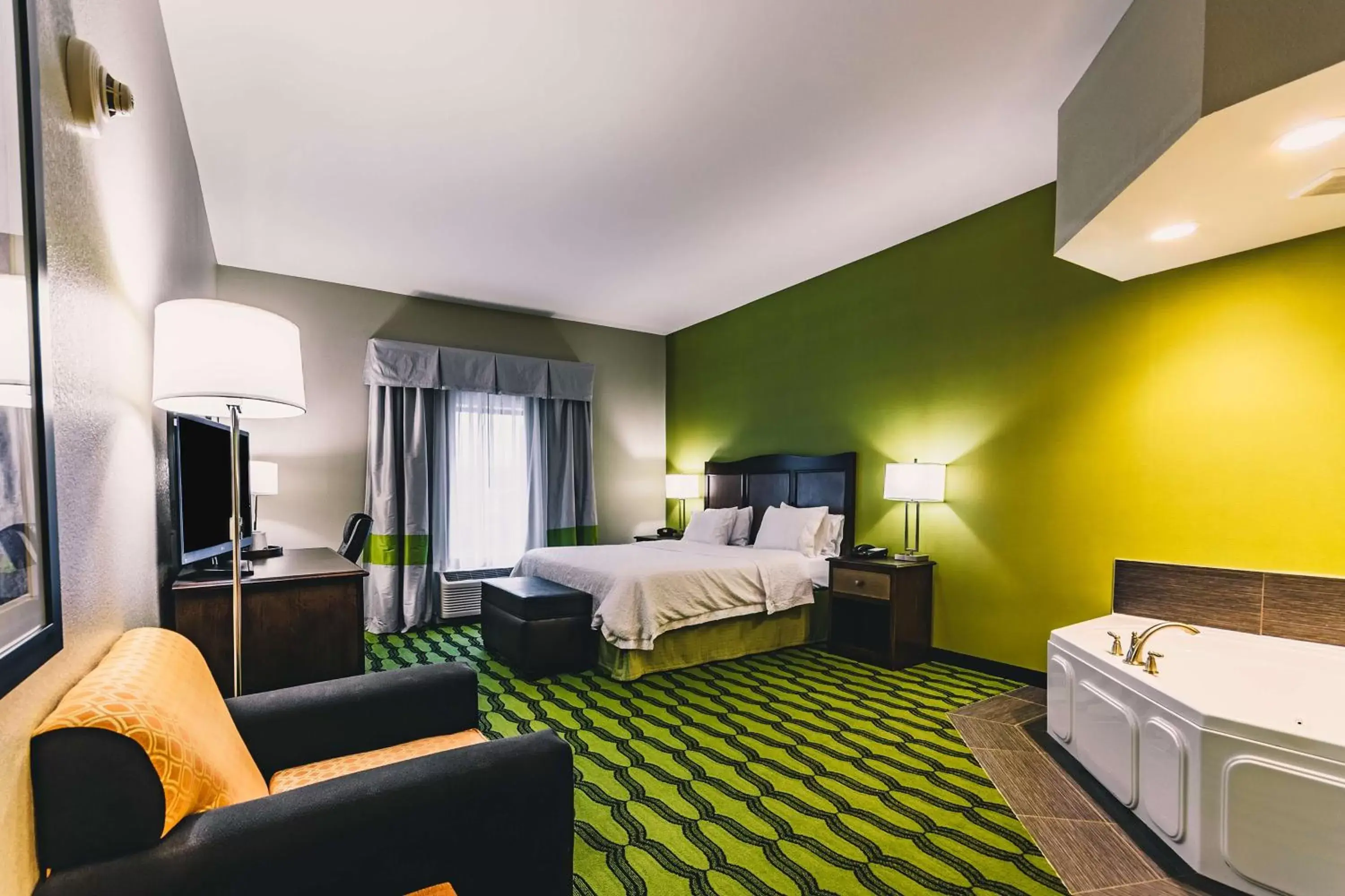 Bed in Hampton Inn Niagara Falls/ Blvd