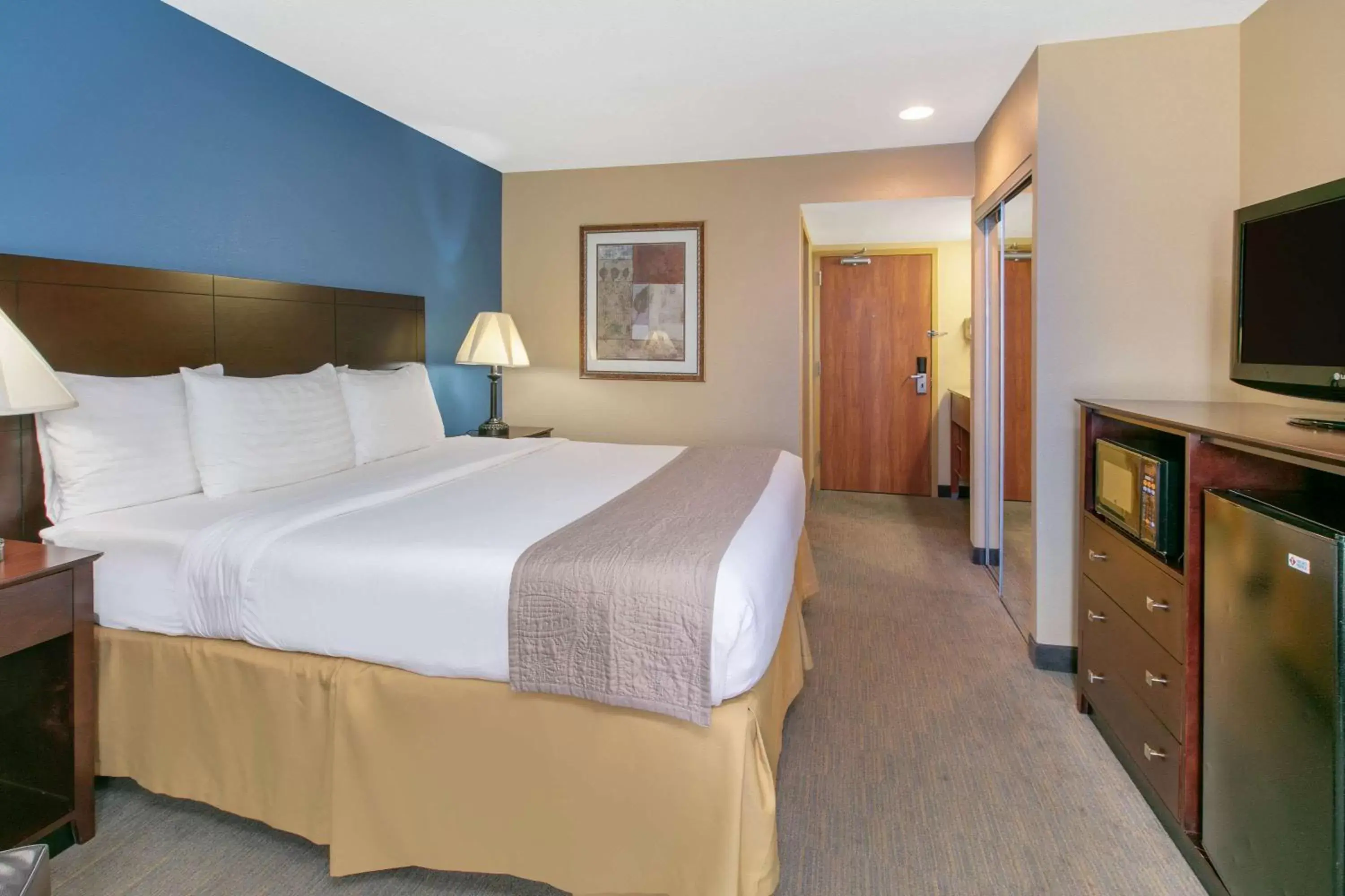 Photo of the whole room, Bed in Days Inn by Wyndham Tulsa Central