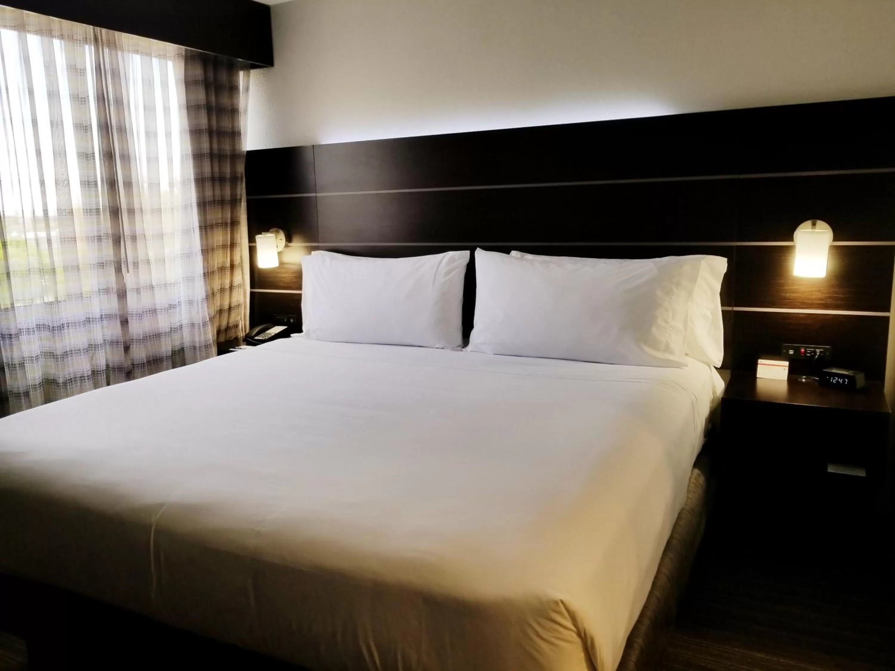 Photo of the whole room, Bed in Holiday Inn Express Hotel & Suites Miami - Hialeah by IHG