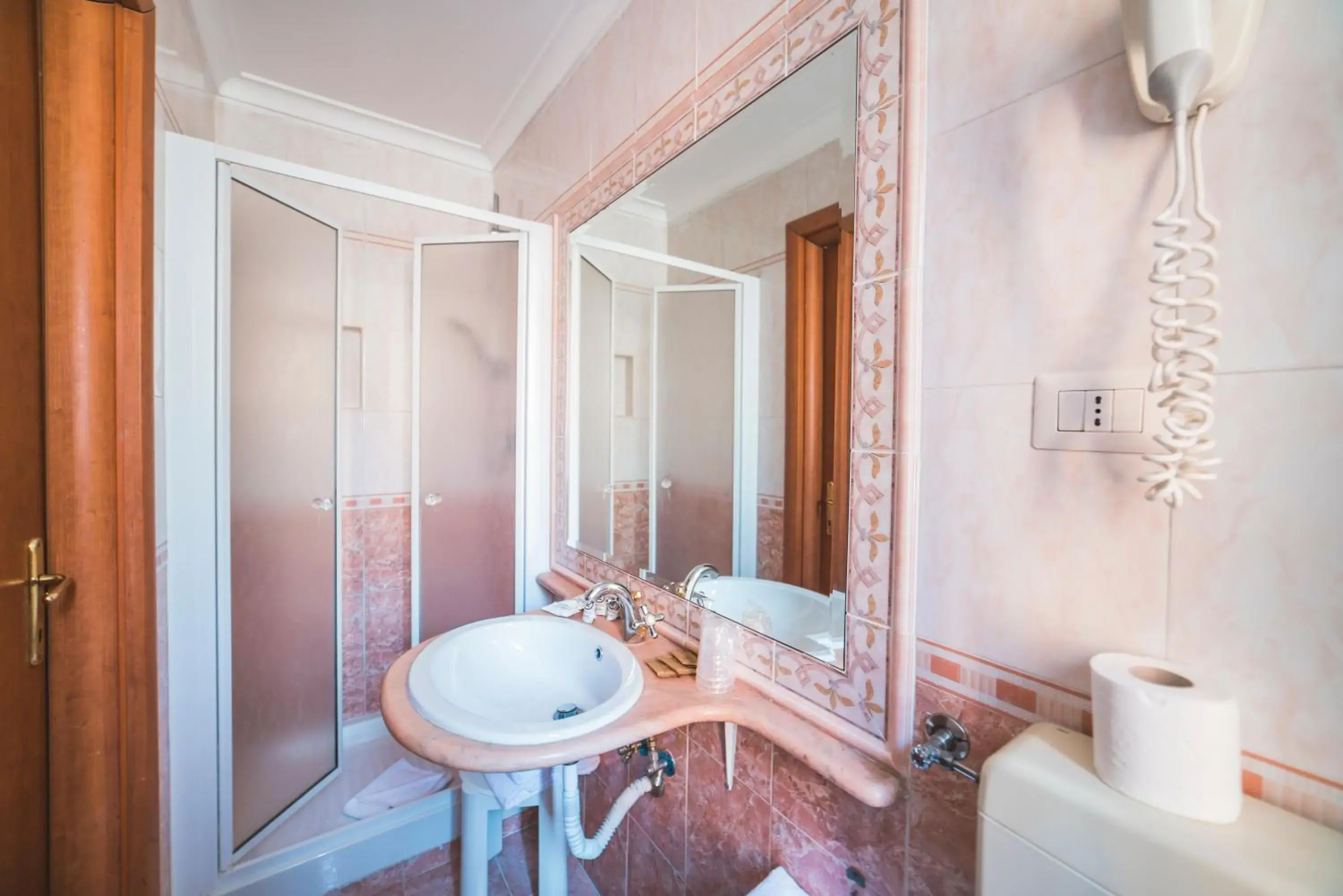 Shower, Bathroom in Hotel San Giusto