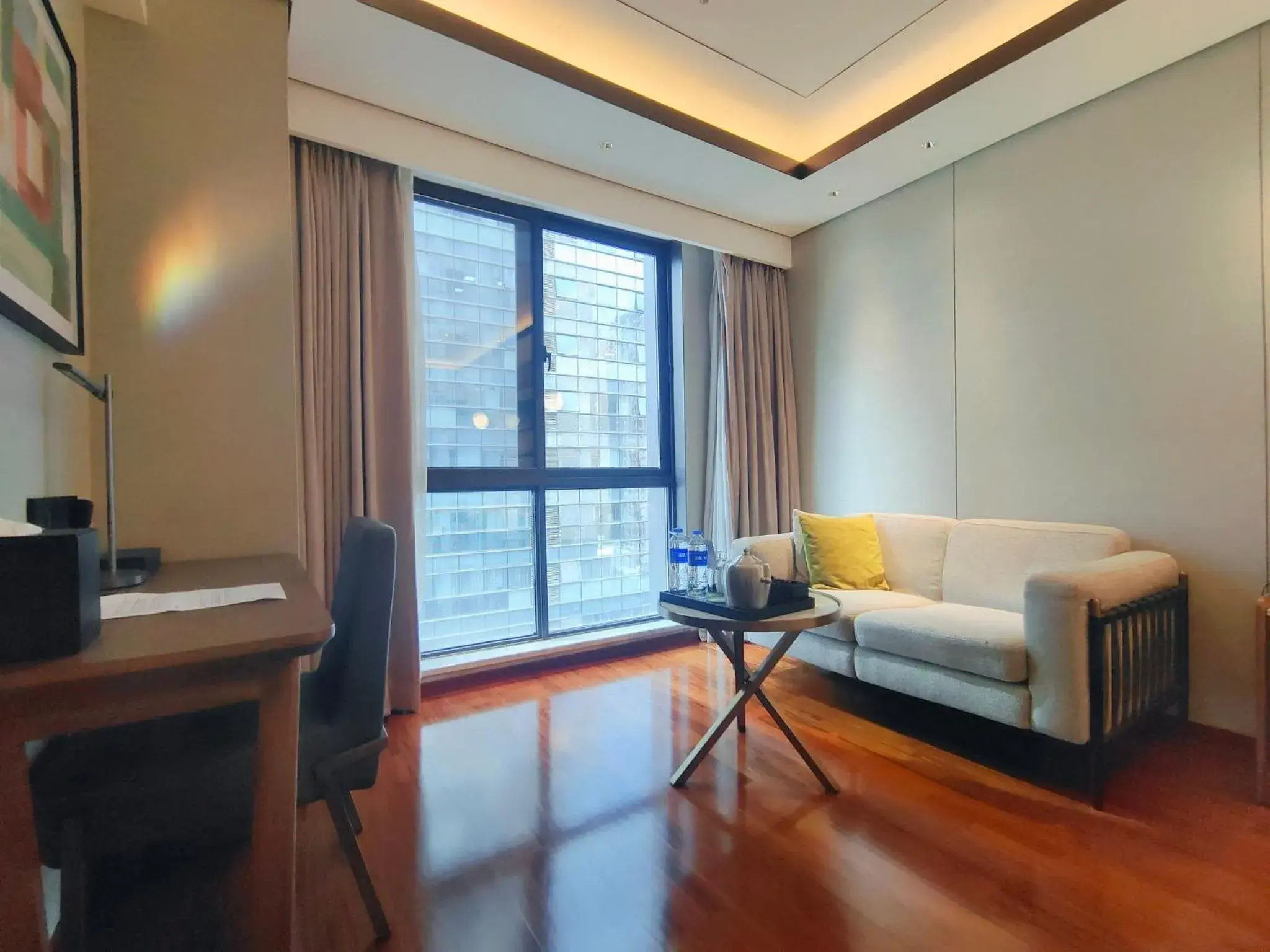 Photo of the whole room, Seating Area in Holiday Inn Suites Xi'an High-Tech Zone, an IHG Hotel