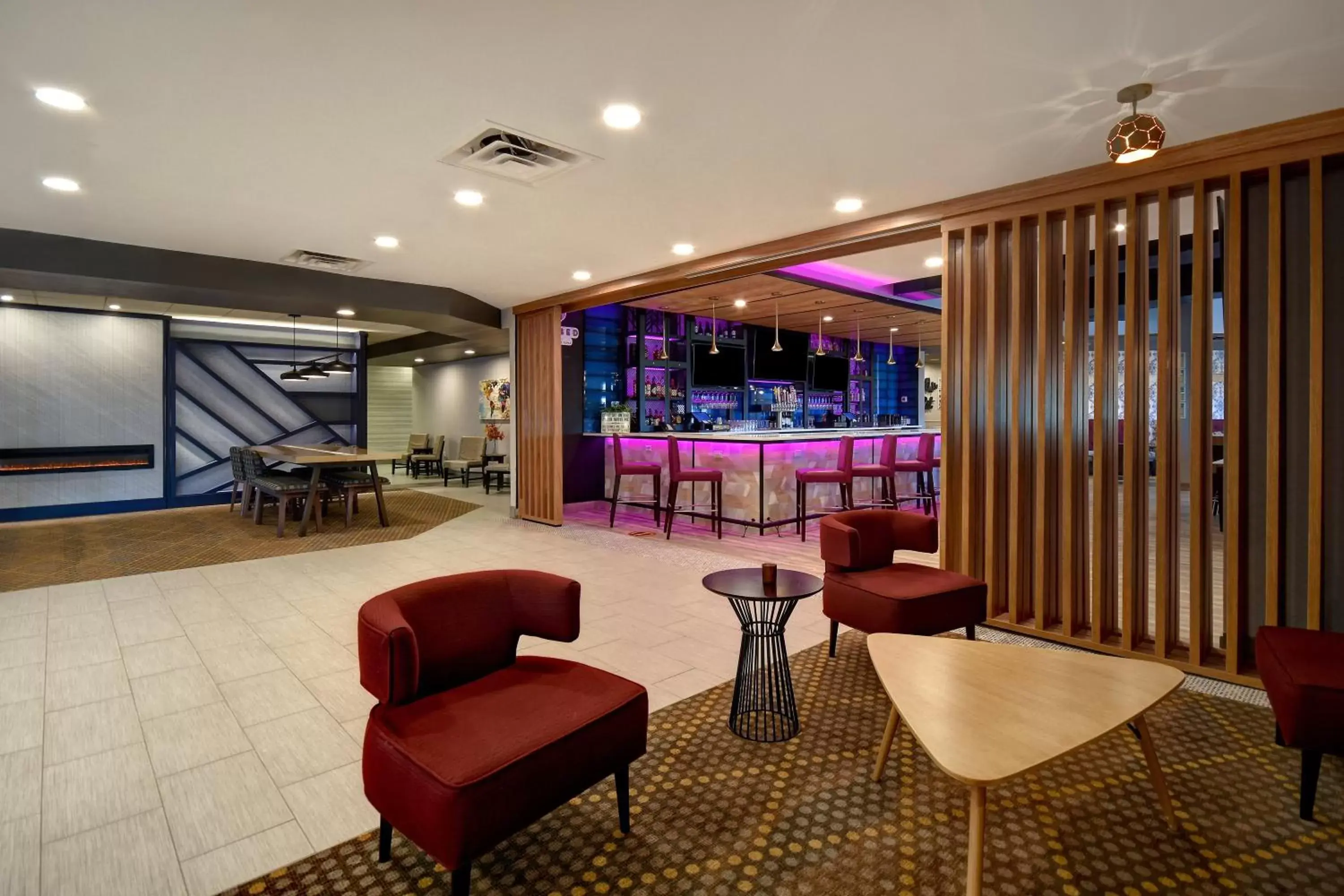 Lobby or reception, Lounge/Bar in Holiday Inn Philadelphia-Cherry Hill, an IHG Hotel