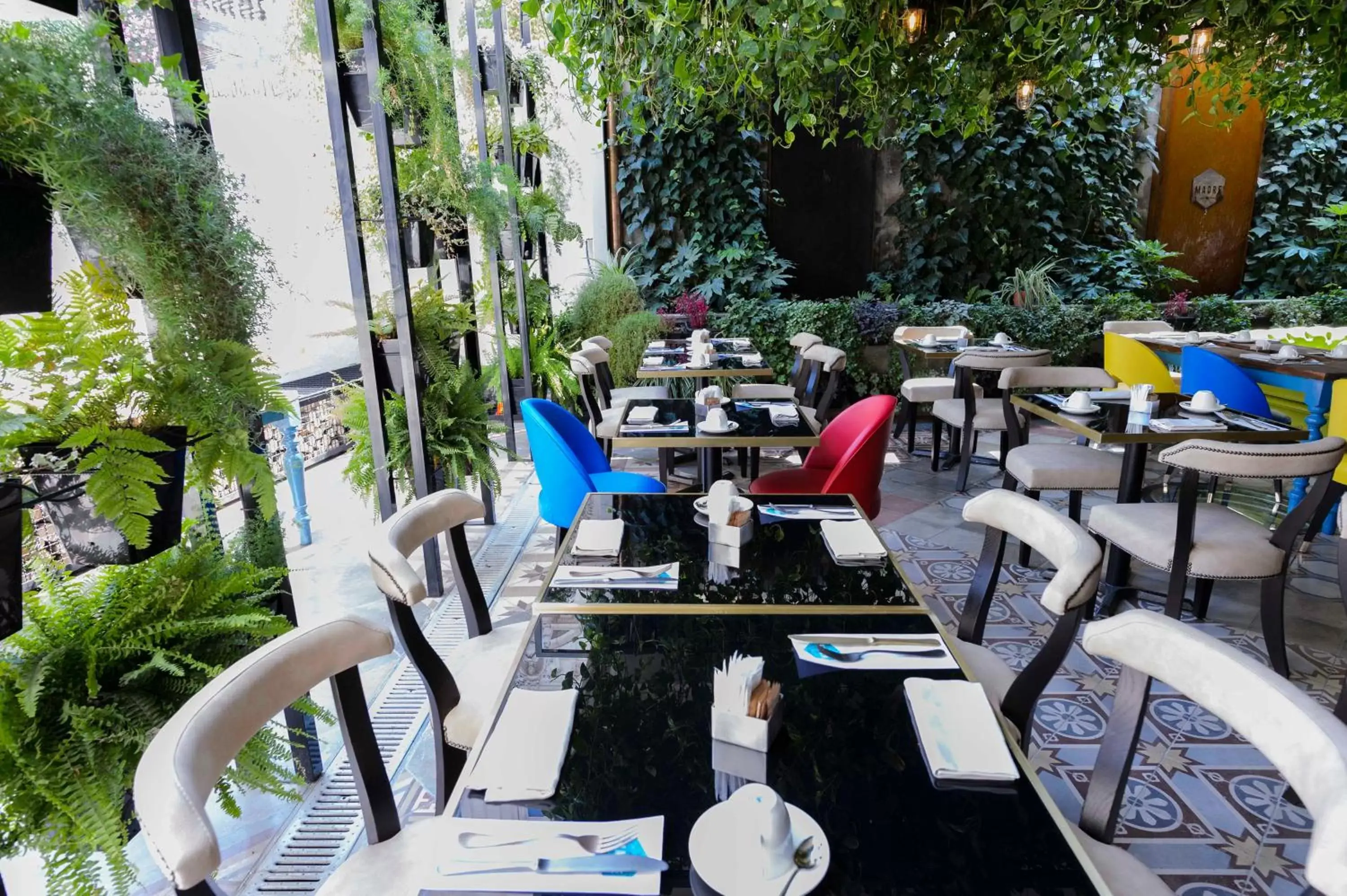 Restaurant/places to eat, Patio/Outdoor Area in Roma Luxus Hotel