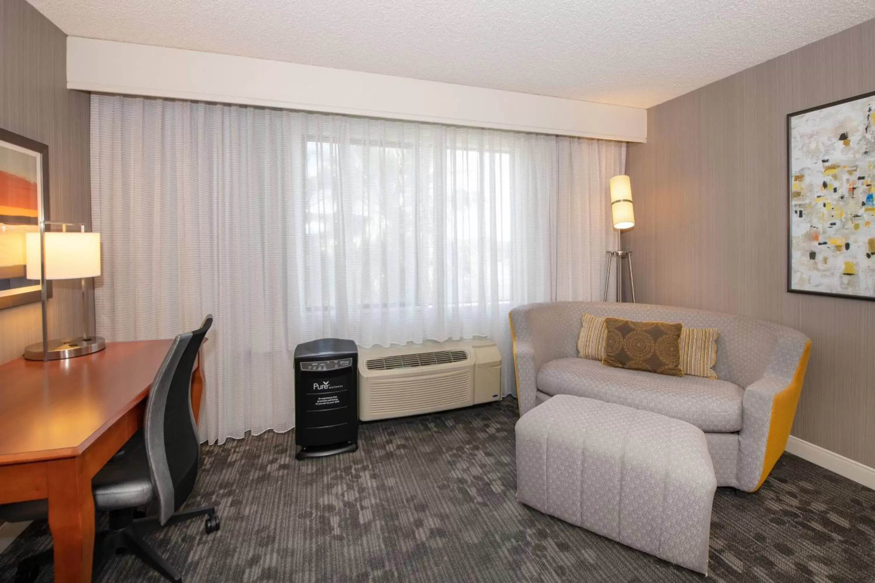 Photo of the whole room, Seating Area in Courtyard by Marriott Newark Silicon Valley