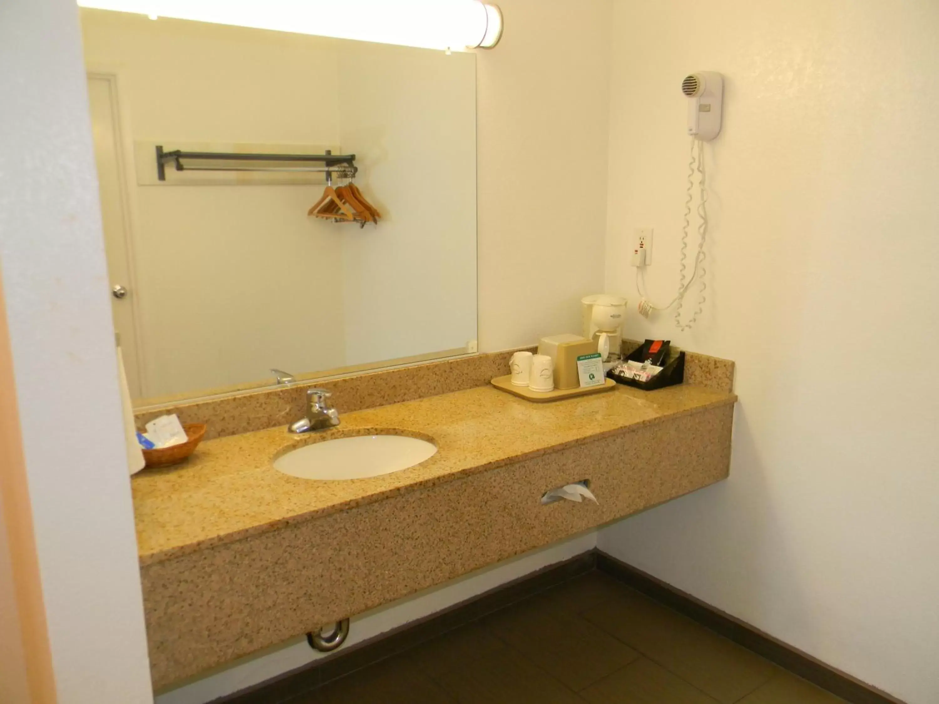 Bathroom, Coffee/Tea Facilities in Rodeway Inn Alameda-Oakland
