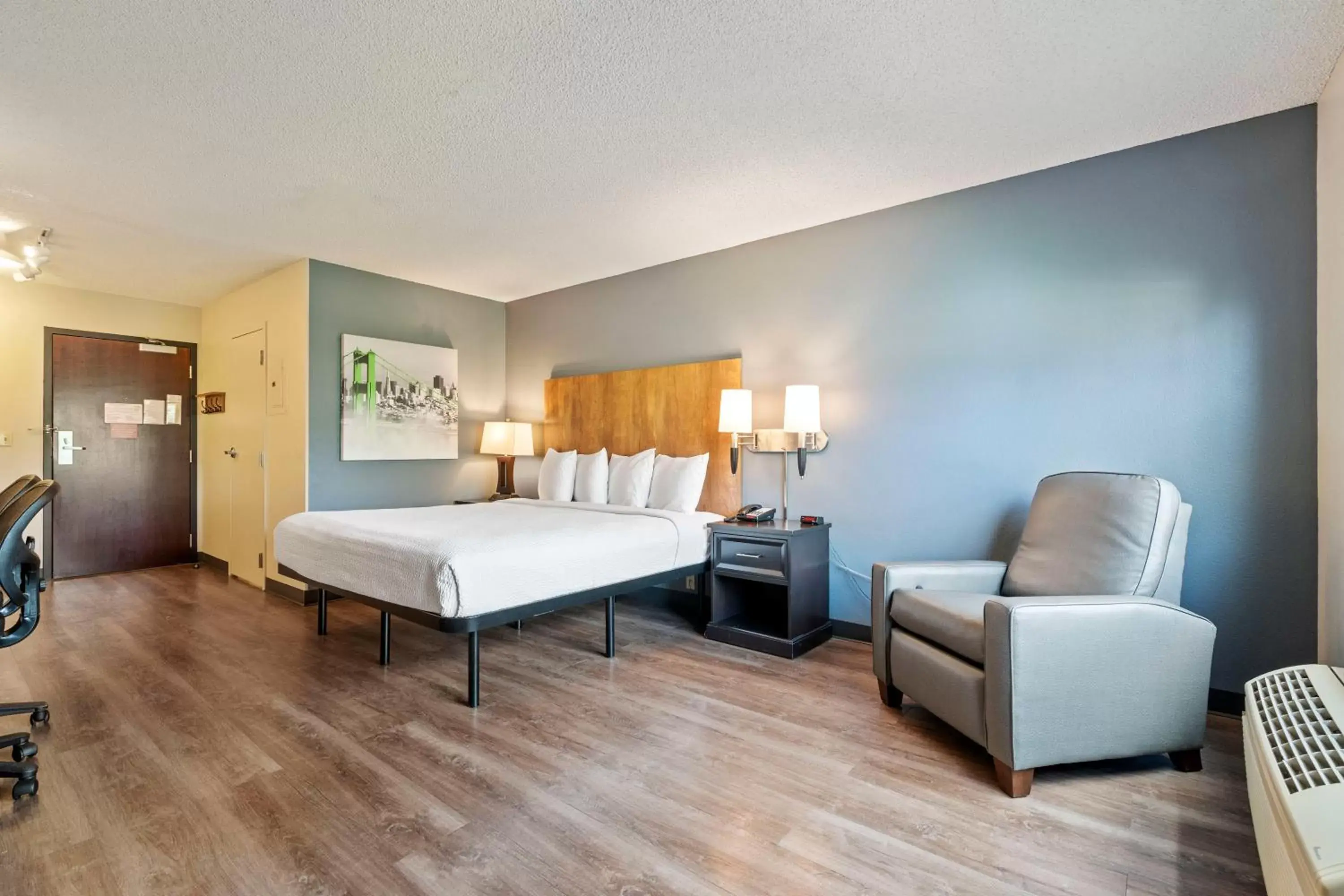 Bed in Extended Stay America Premier Suites - Seattle - Bellevue - Downtown
