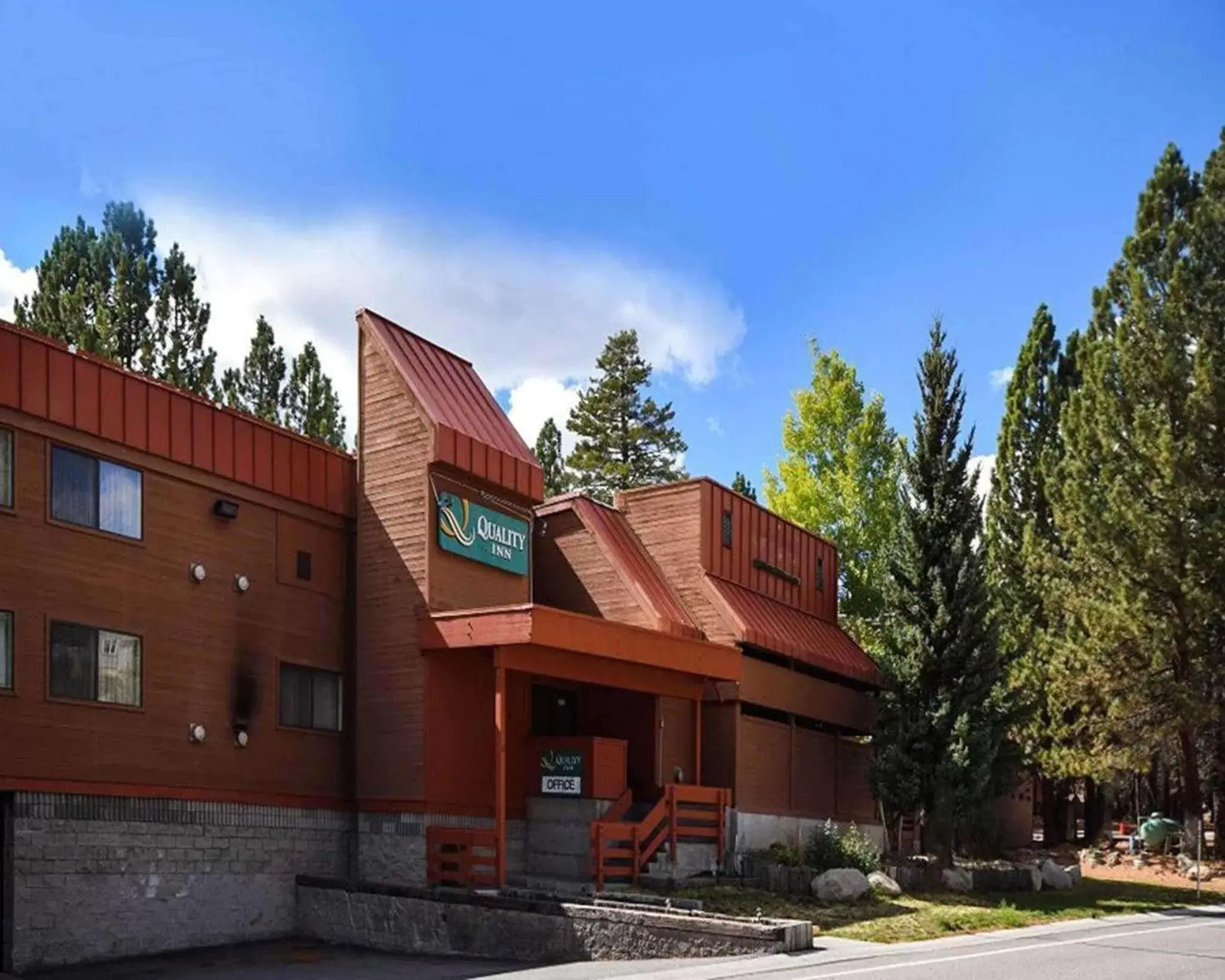 Property building in Quality Inn near Mammoth Mountain Ski Resort