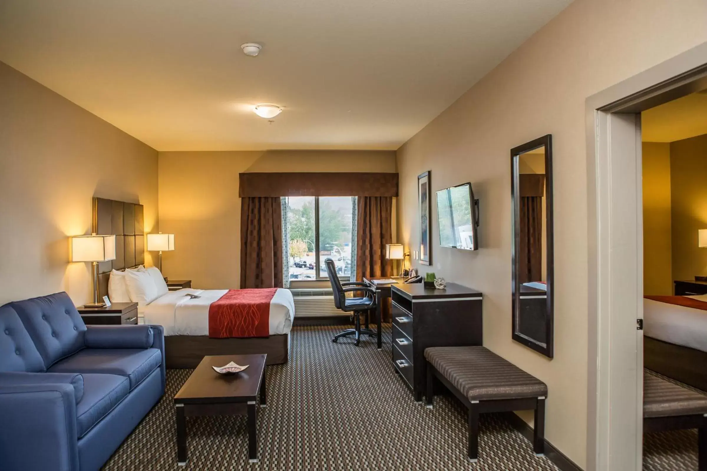 Bedroom in Comfort Suites Kelowna