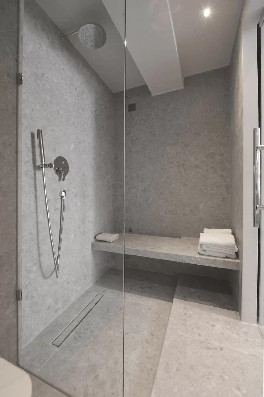 Shower, Bathroom in Hotel King Saron