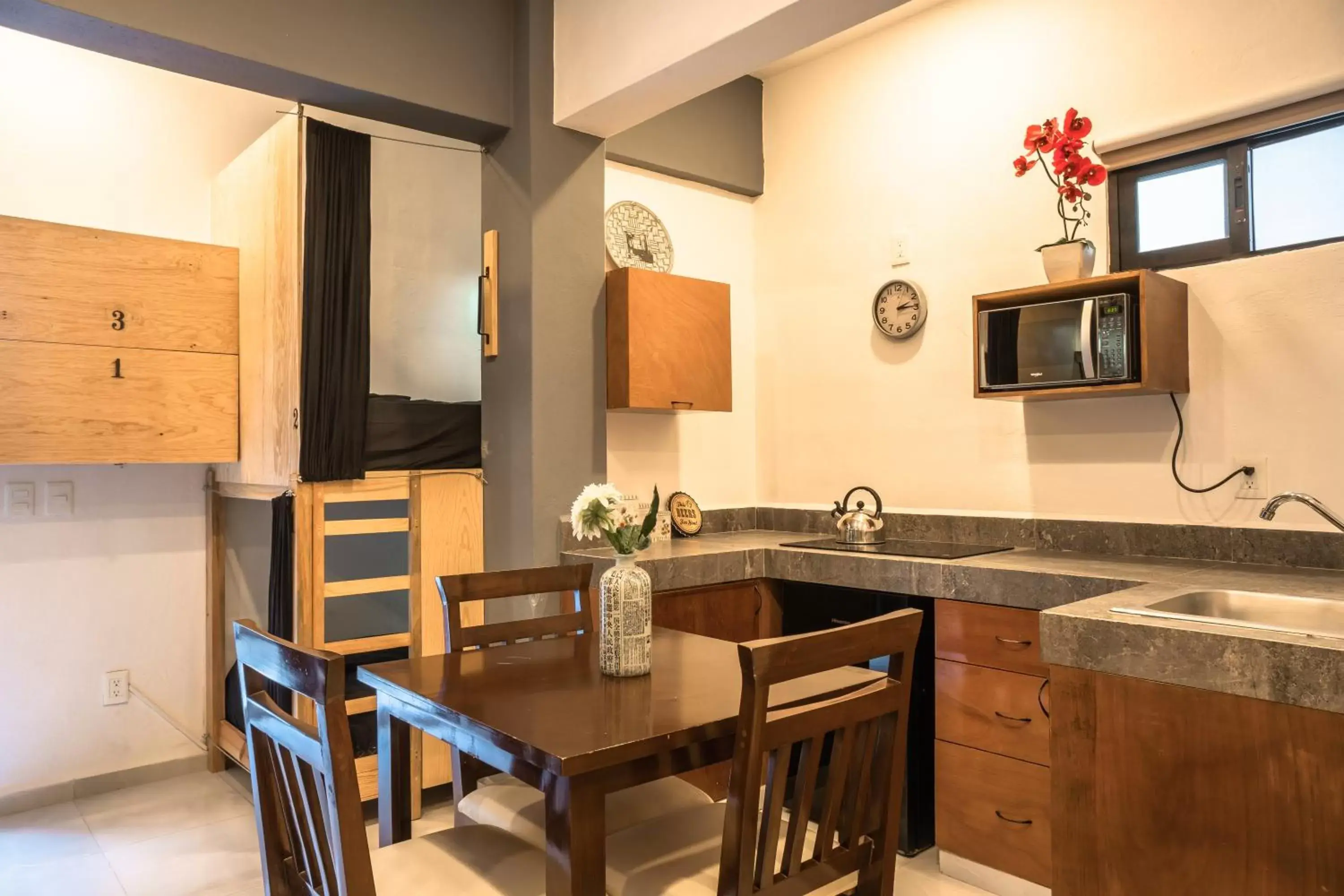 Kitchen or kitchenette, Kitchen/Kitchenette in Maui hostel playa del carmen