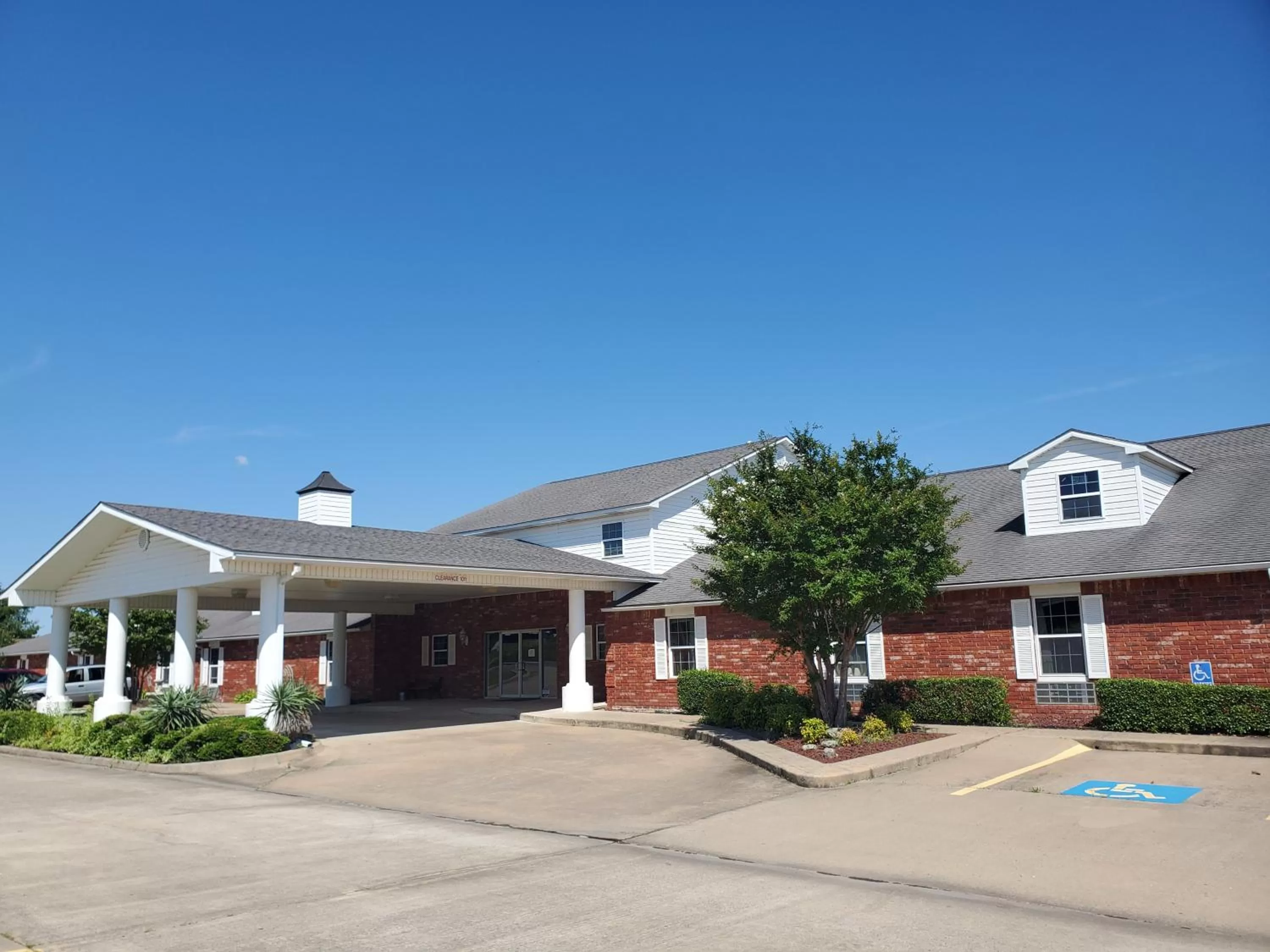 Property building in Candlelight Inn & Suites Hwy 69 near McAlester