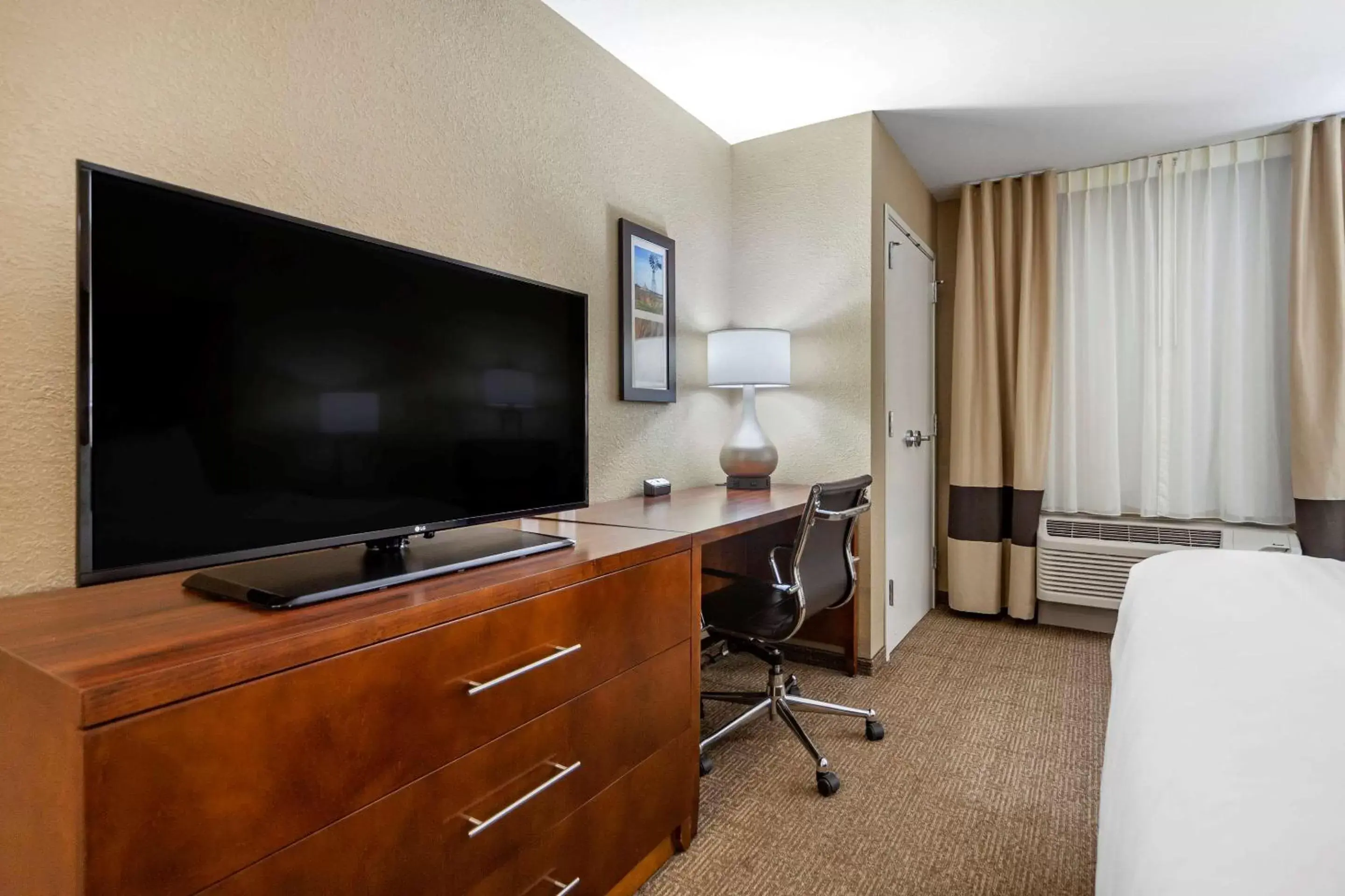 Photo of the whole room, TV/Entertainment Center in Comfort Inn & Suites Sidney I-80