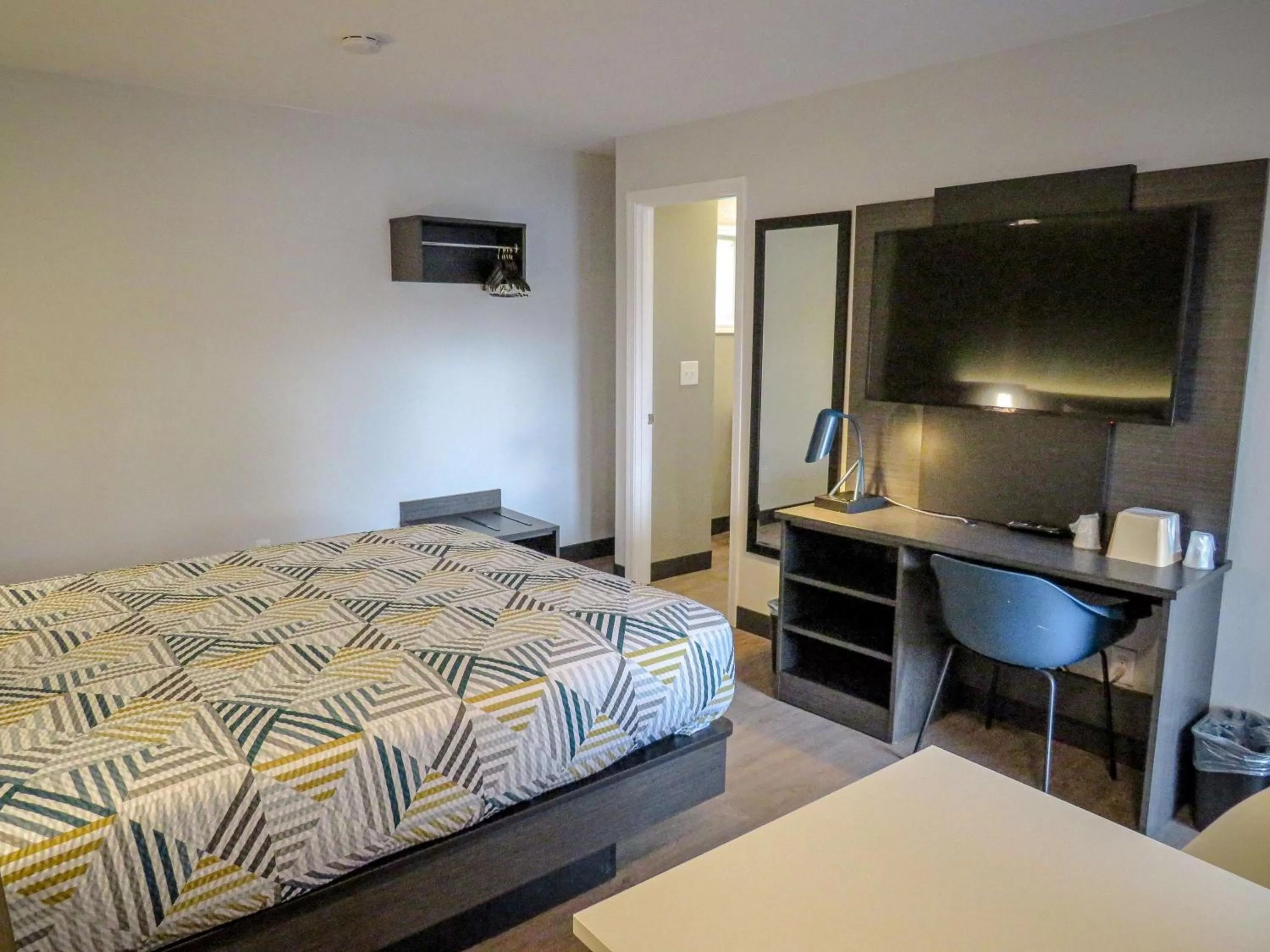 Photo of the whole room, Bed in Motel 6 Tigard, Or - Portland Southwest