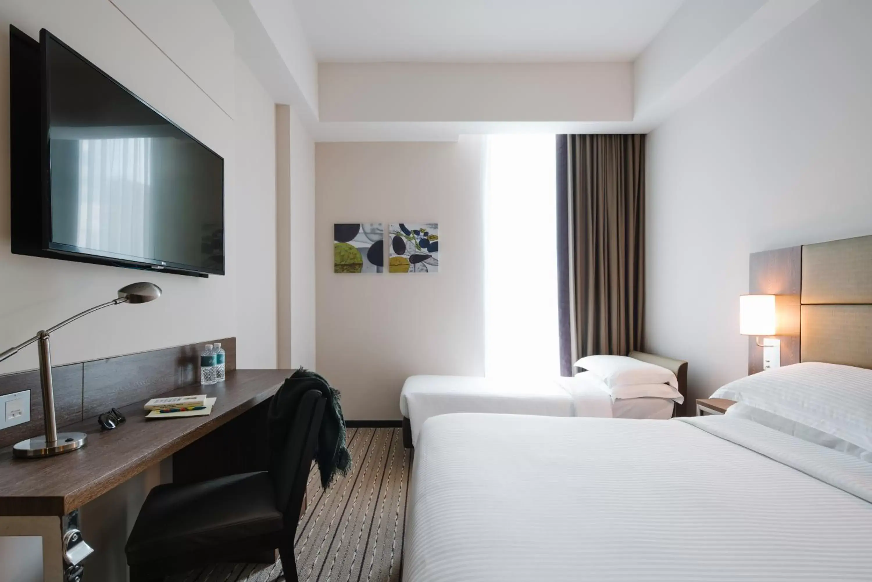 Bed, TV/Entertainment Center in Hotel Traveltine