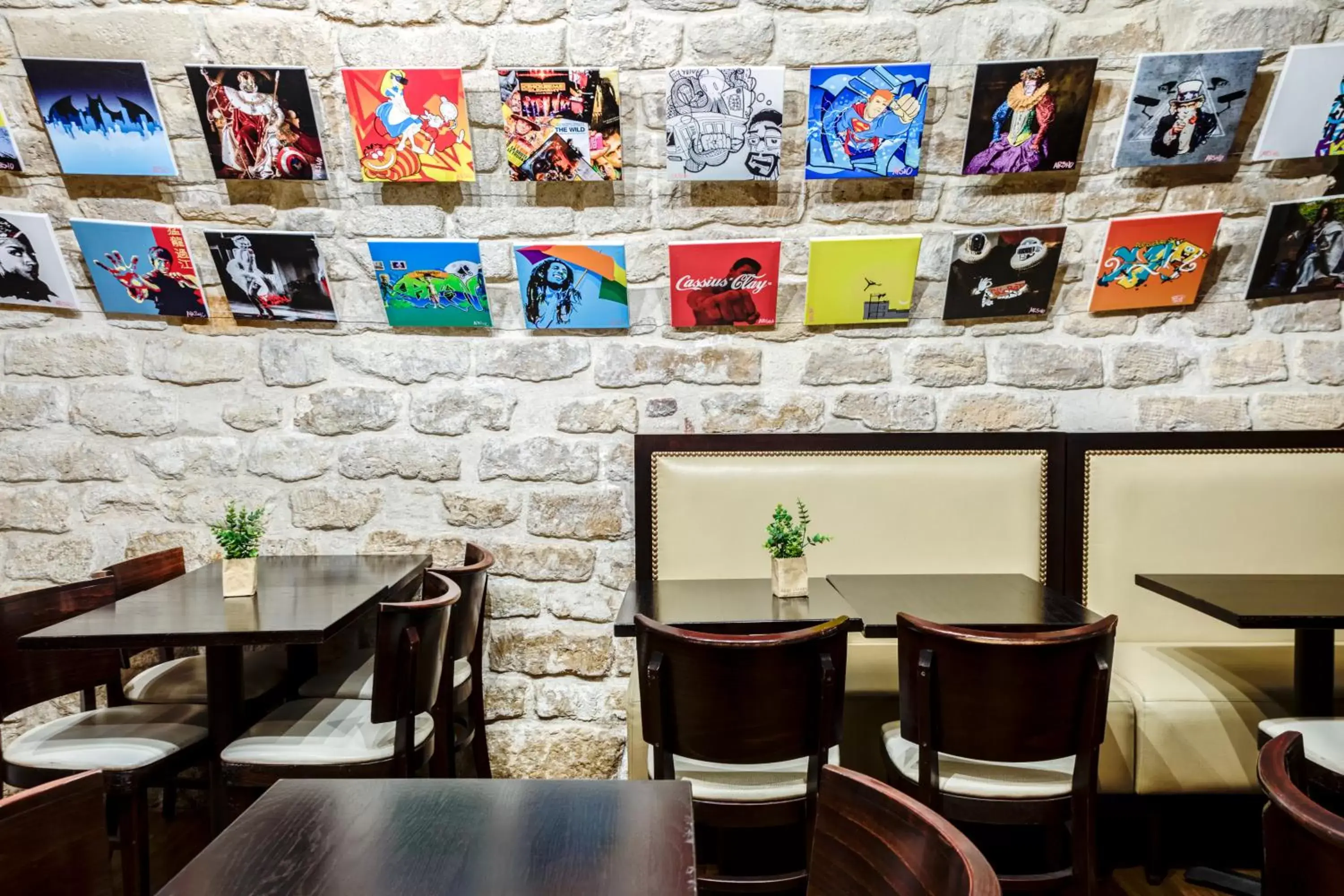 Restaurant/Places to Eat in Absolute Hotel Paris République