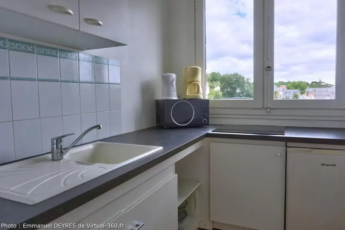 Kitchen/Kitchenette in Queen Serenity Hotel