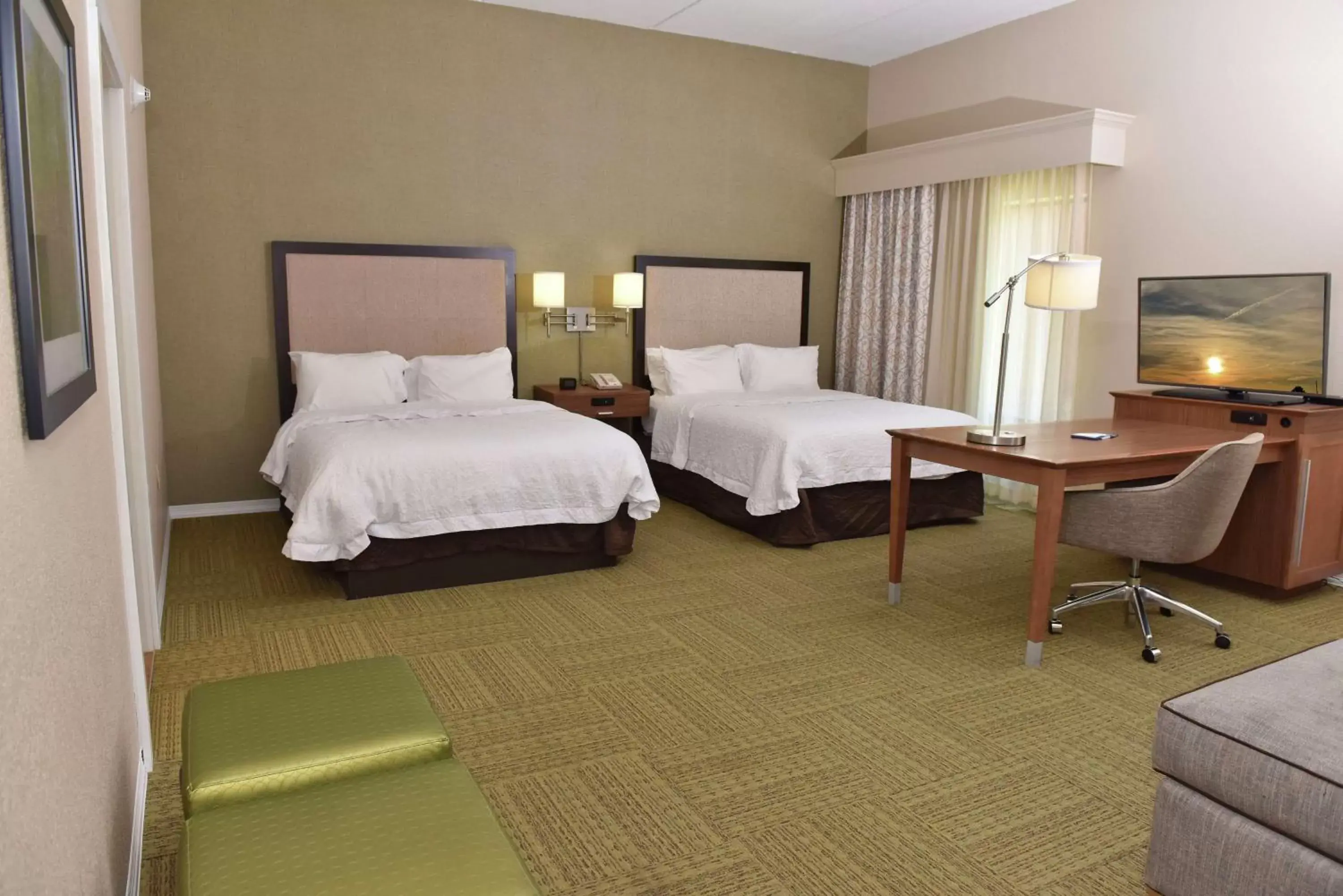 Bedroom, Bed in Hampton Inn & Suites Alexandria