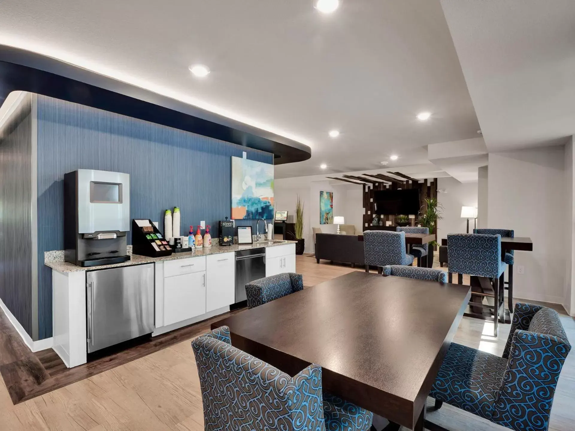 Lobby or reception, Kitchen/Kitchenette in WaterWalk Raleigh RTP