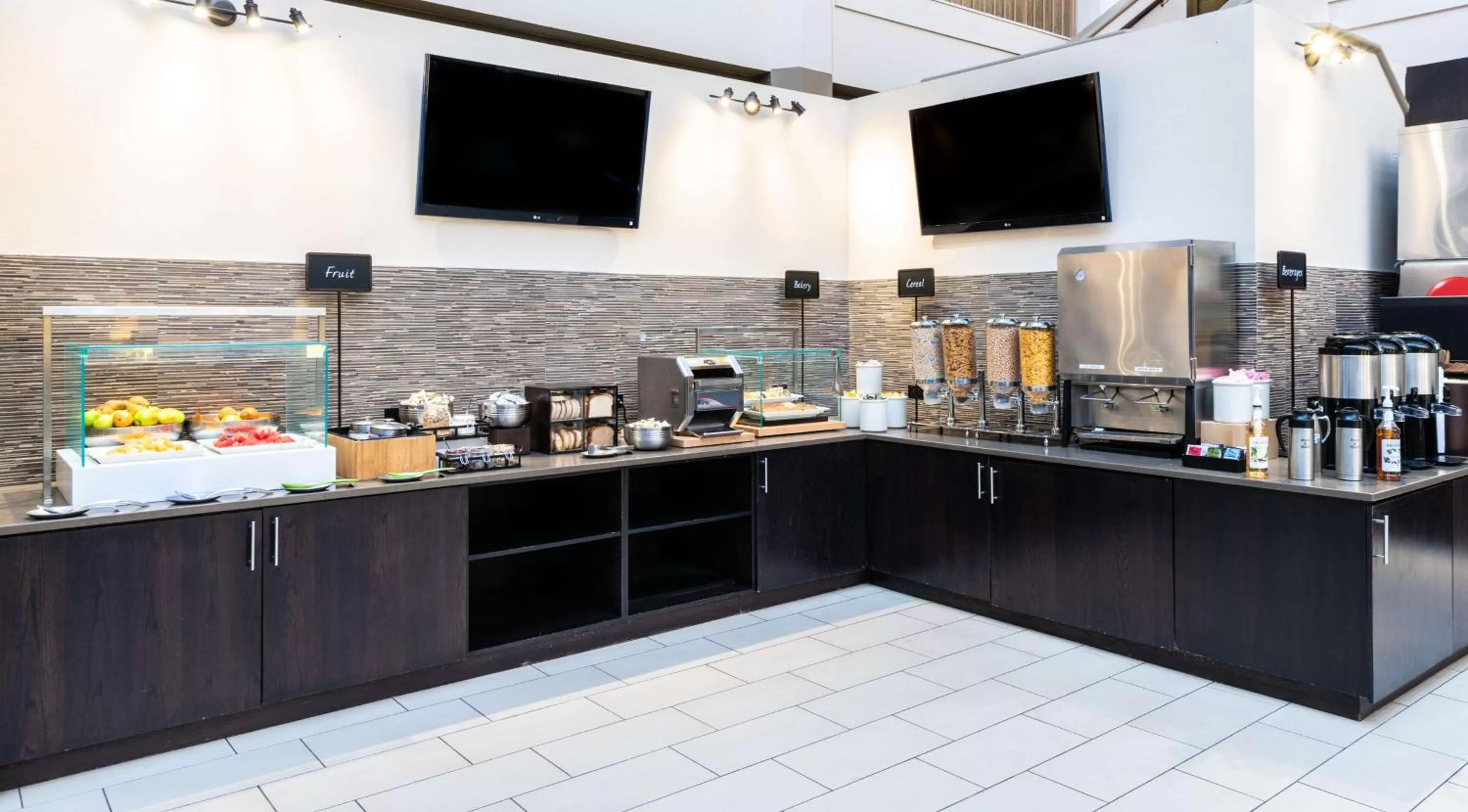 Breakfast in Embassy Suites by Hilton Chicago North Shore Deerfield