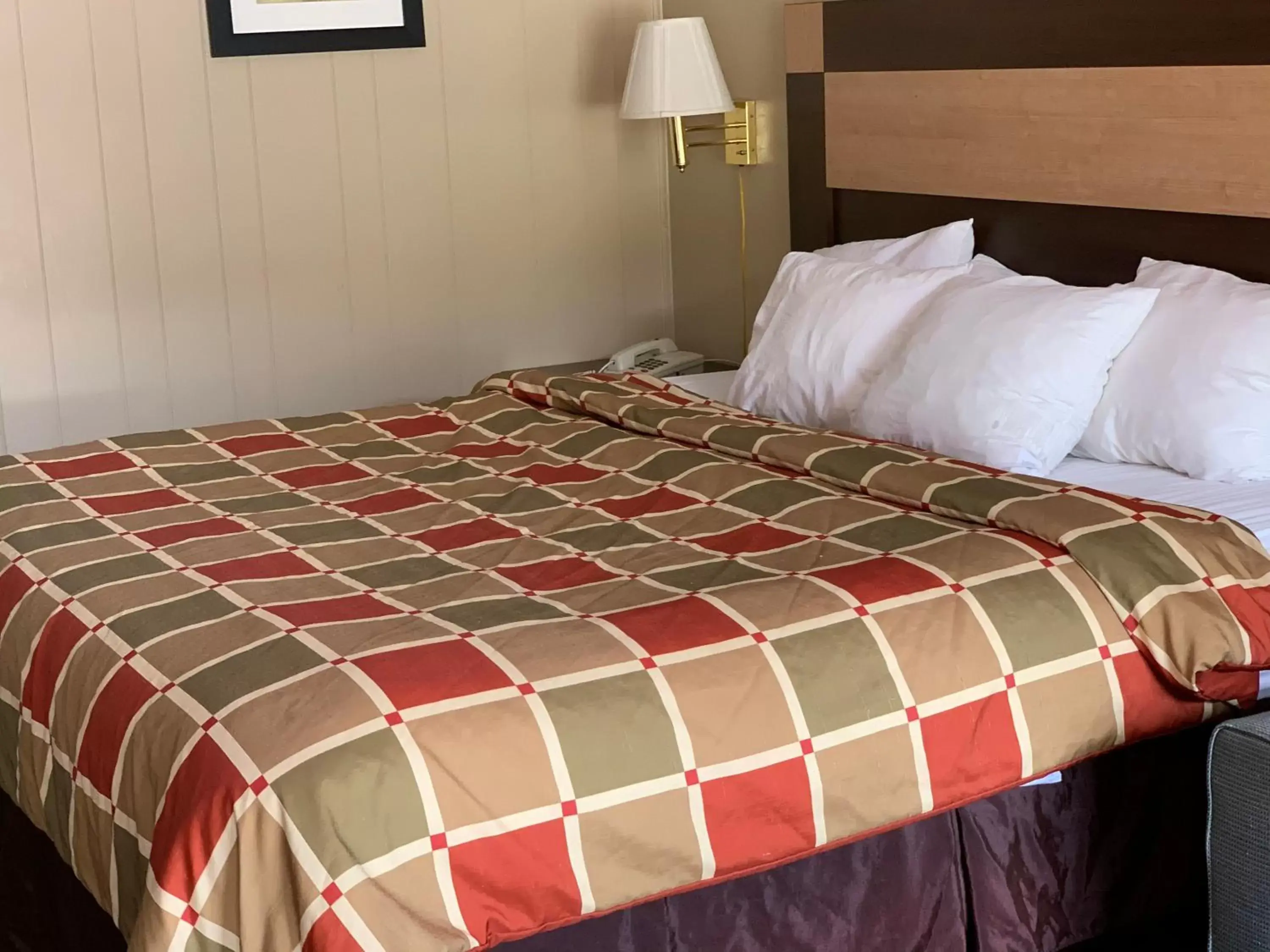 Bed in Travelowes Motel - Maggie Valley