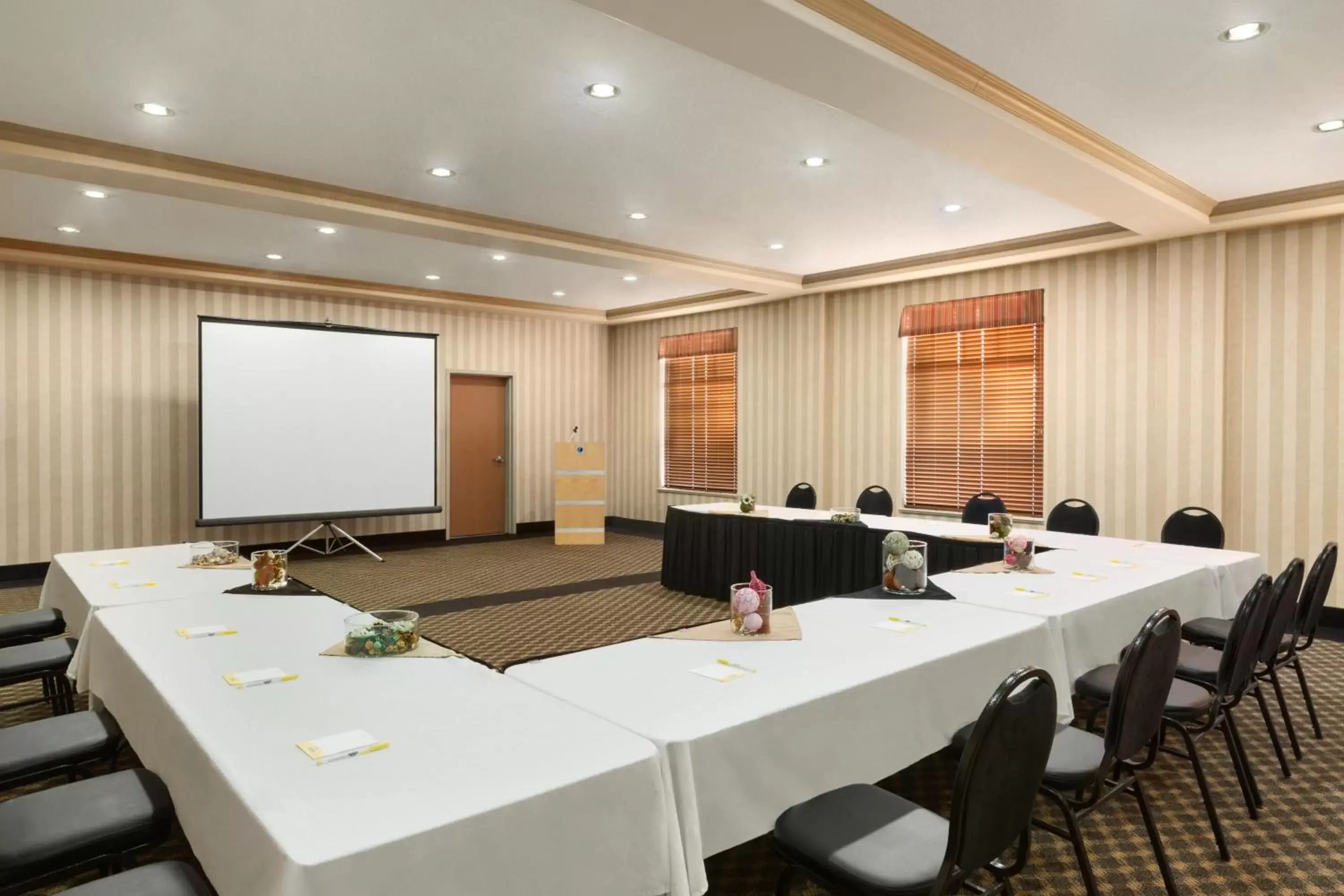 Business facilities, Business Area/Conference Room in Days Inn & Suites by Wyndham Edmonton Airport