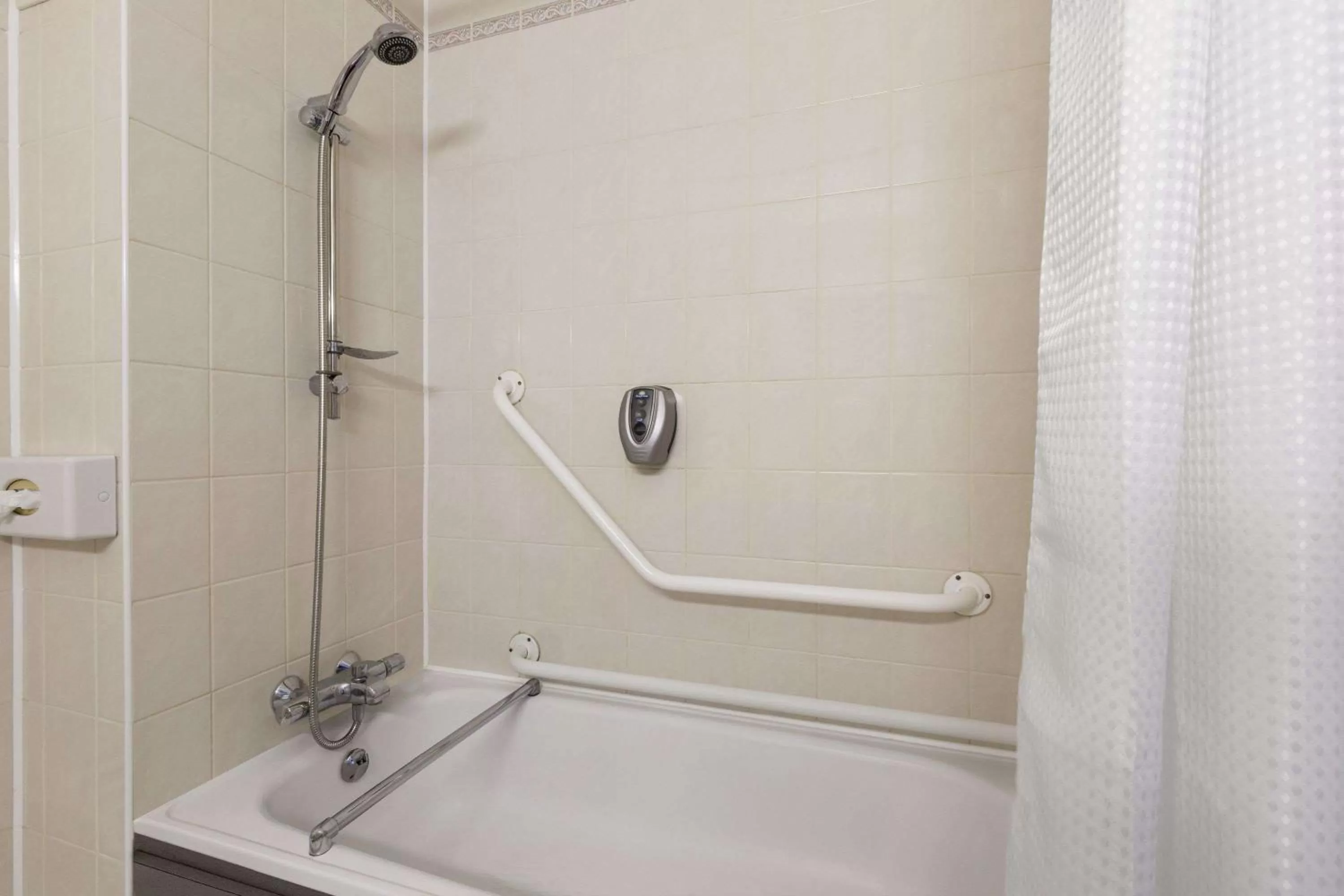 Photo of the whole room in Days Inn Maidstone