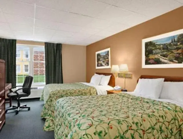 Photo of the whole room, Bed in Days Inn by Wyndham Madisonville